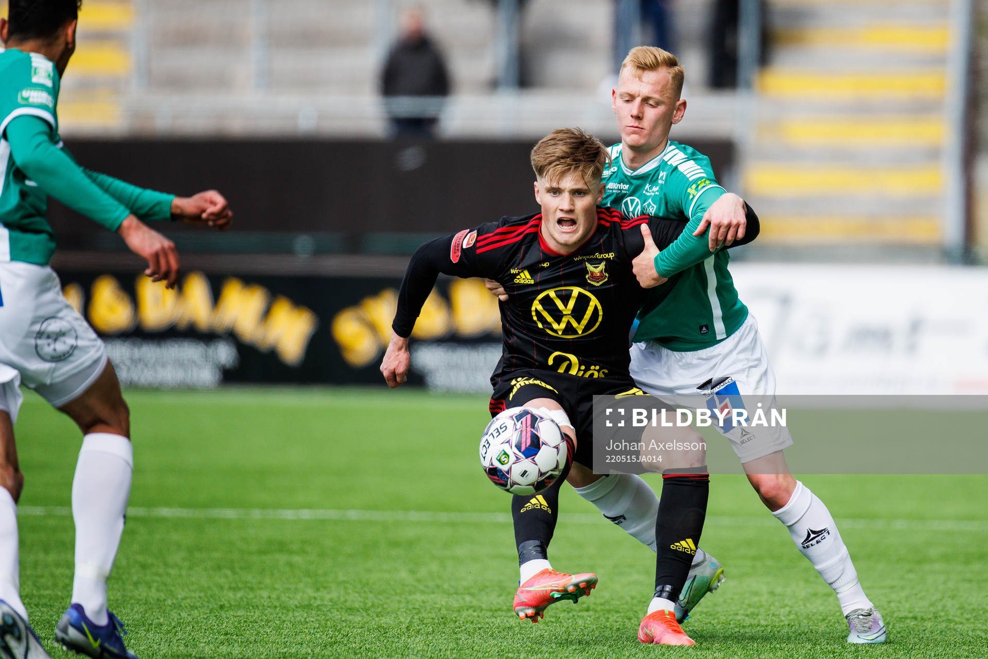 Östersunds Sebastian Karlsson Grach i kamp med Christopher Redenstrand under fotbollsmatchen i Superettan mellan Östersund och Brage den 15 maj 2022 i Östersund.