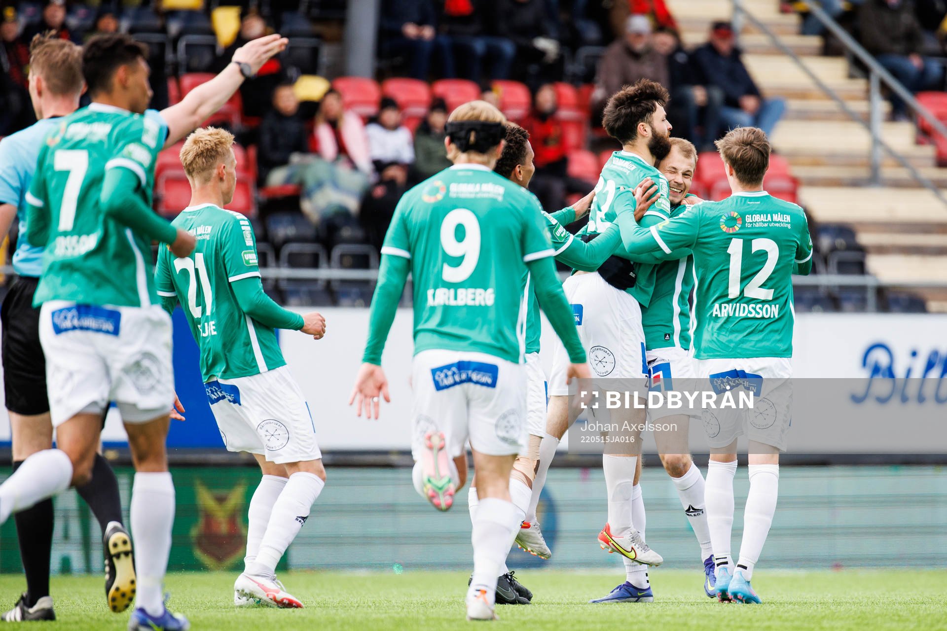 Jonathan Syberg Tamimi jublar med lagkamrater