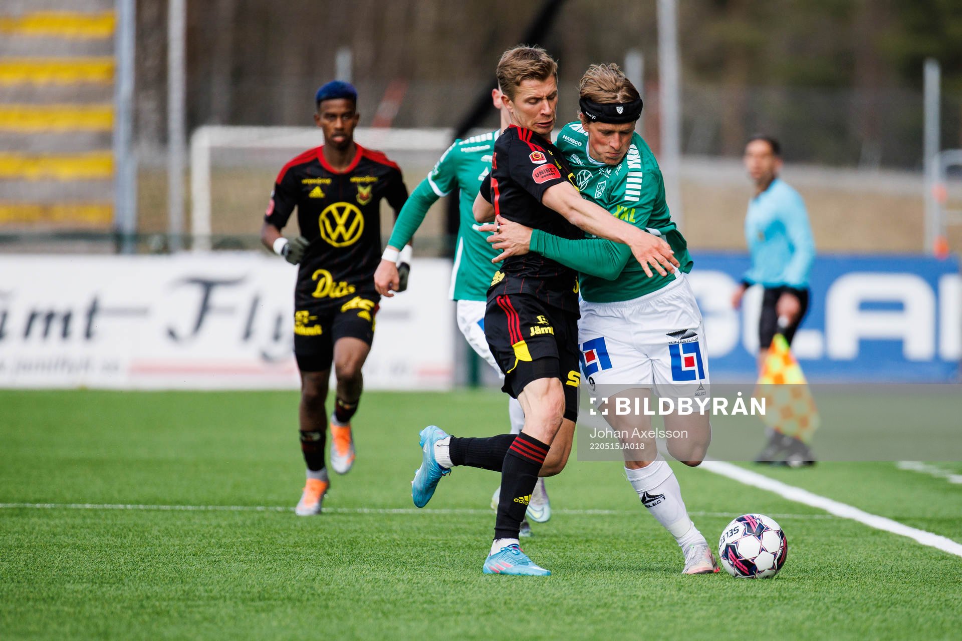 Östersunds Ludvig Fritzson i kamp med Douglas Karlberg under fotbollsmatchen i Superettan mellan Östersund och Brage den 15 maj 2022 i Östersund.