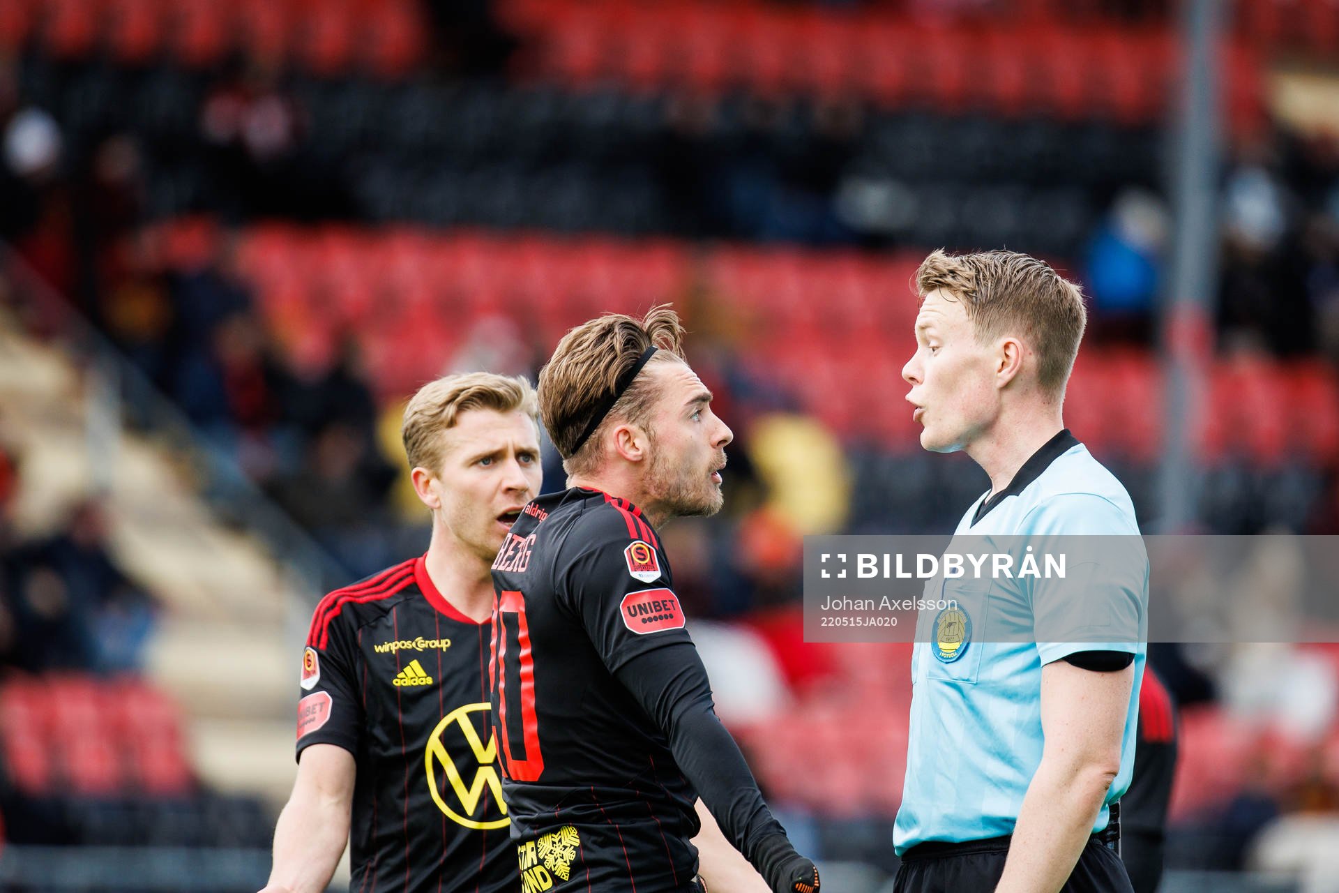 Östersunds Felix Hörberg i samtal med domare Oscar