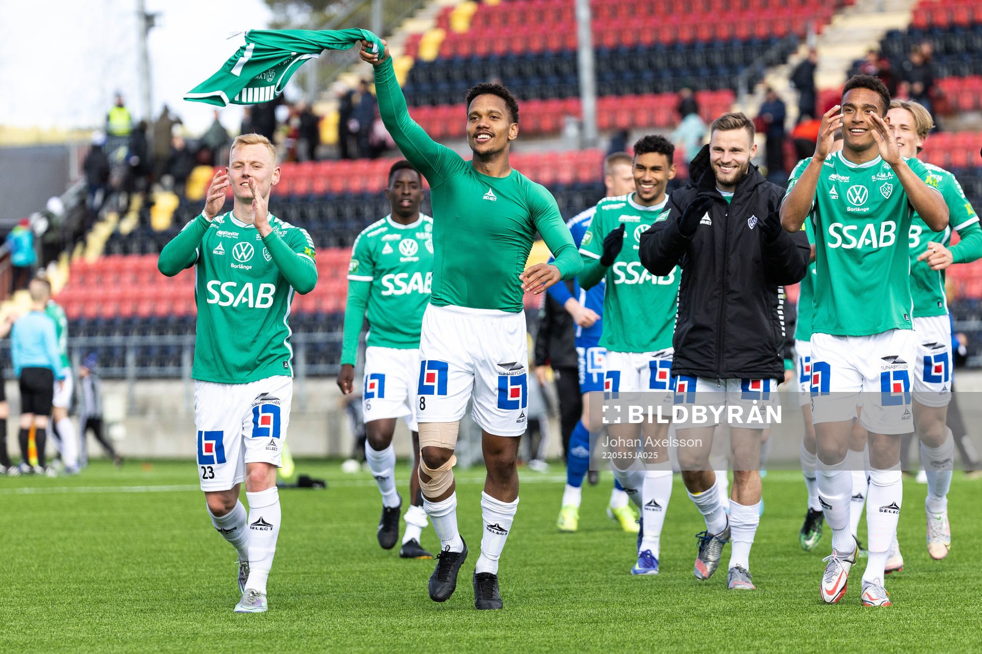 Brages Seth Hellberg jublar efter fotbollsmatchen i Superettan mellan Östersund och Brage den 15 maj 2022 i Östersund. 