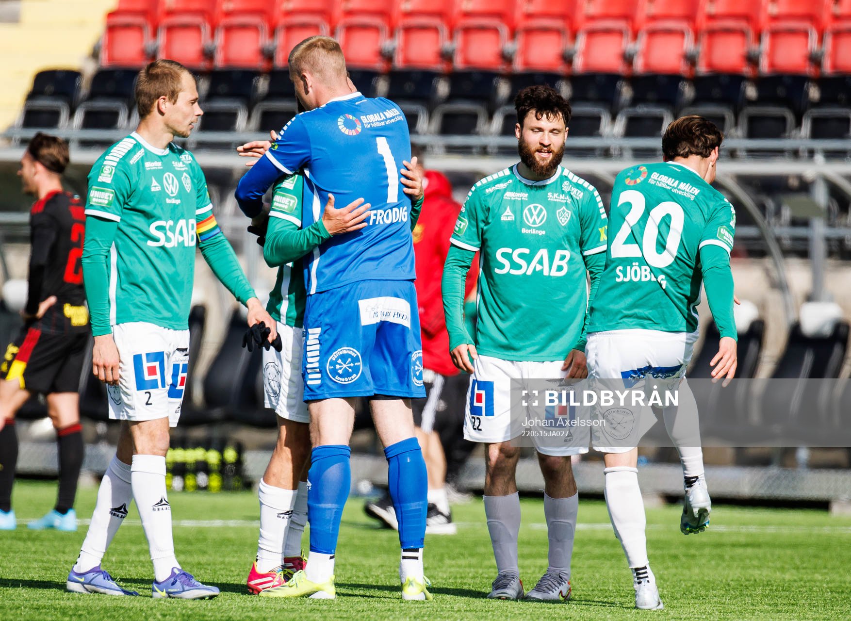 Brages målvakt Viktor Frodig jublar med lagkamrat