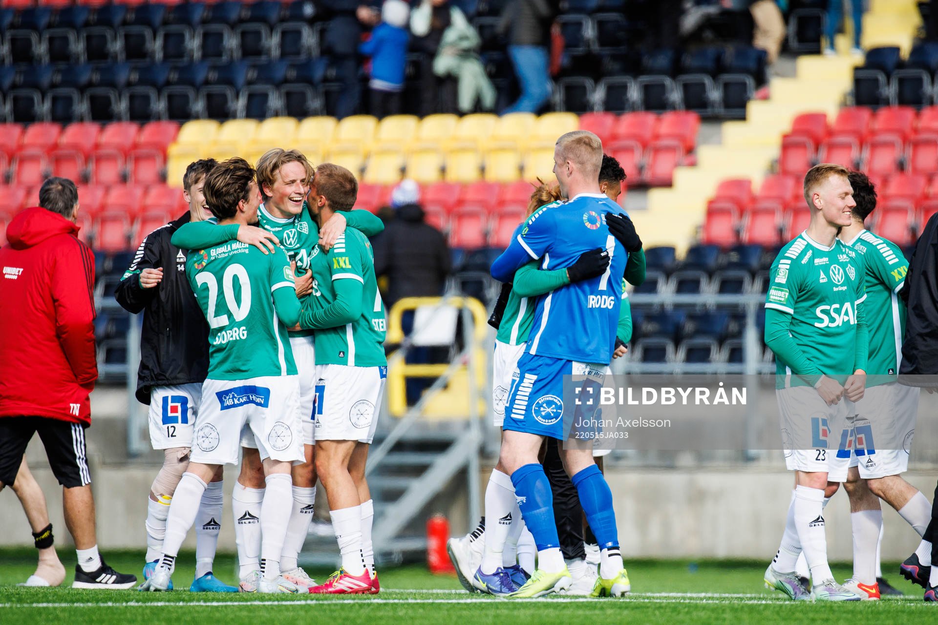 Brages målvakt Viktor Frodig  jublar med lagkamrat