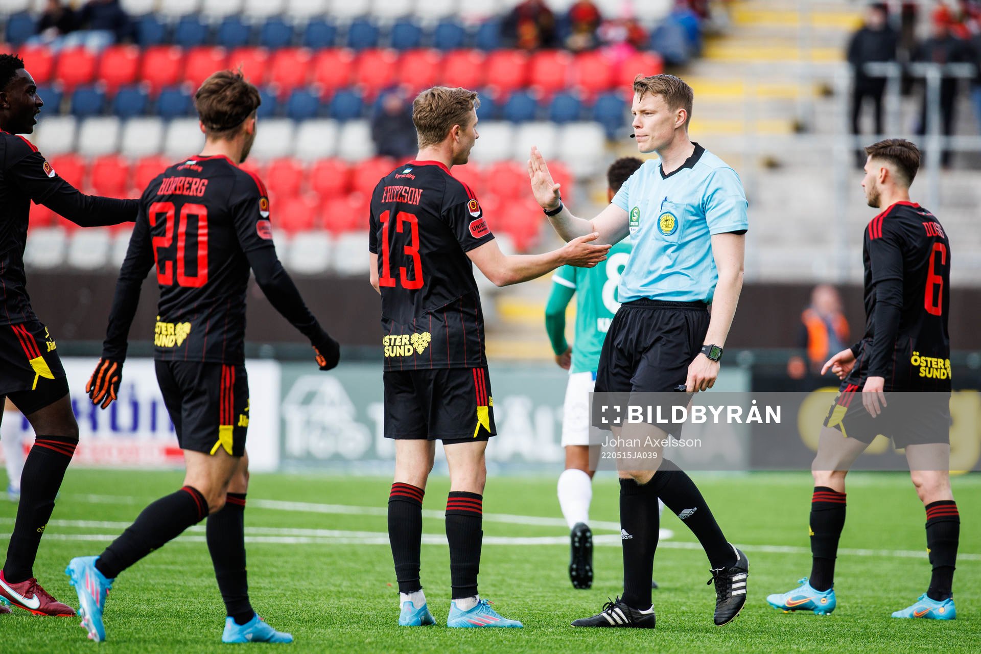 Östersunds Ludvig Fritzson i samtal med domare Oscar