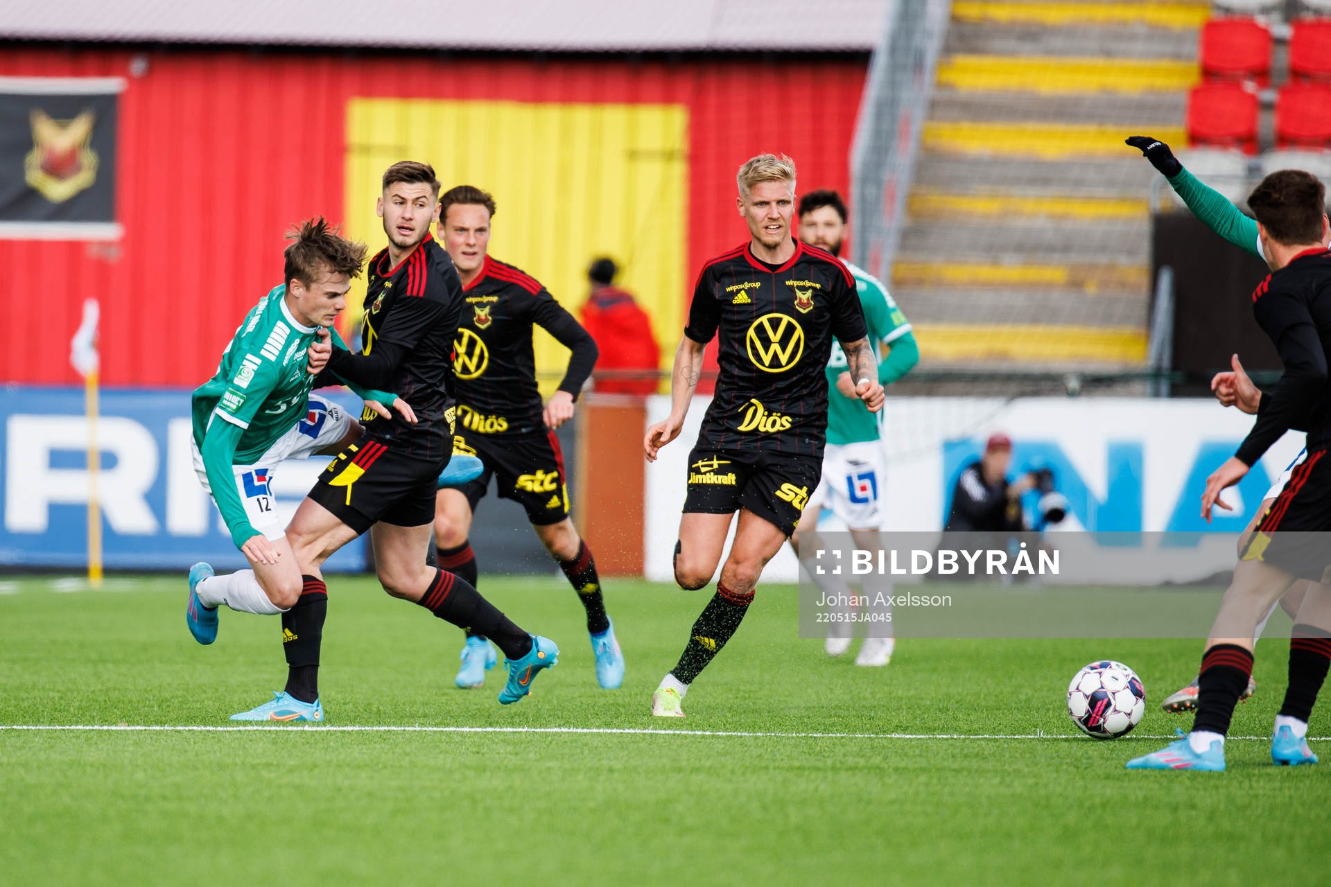 Östersunds Nokolaos Dosis i kamp med Brages Georg Hemberg under fotbollsmatchen i Superettan mellan Östersund och Brage den 15 maj 2022 i Östersund.