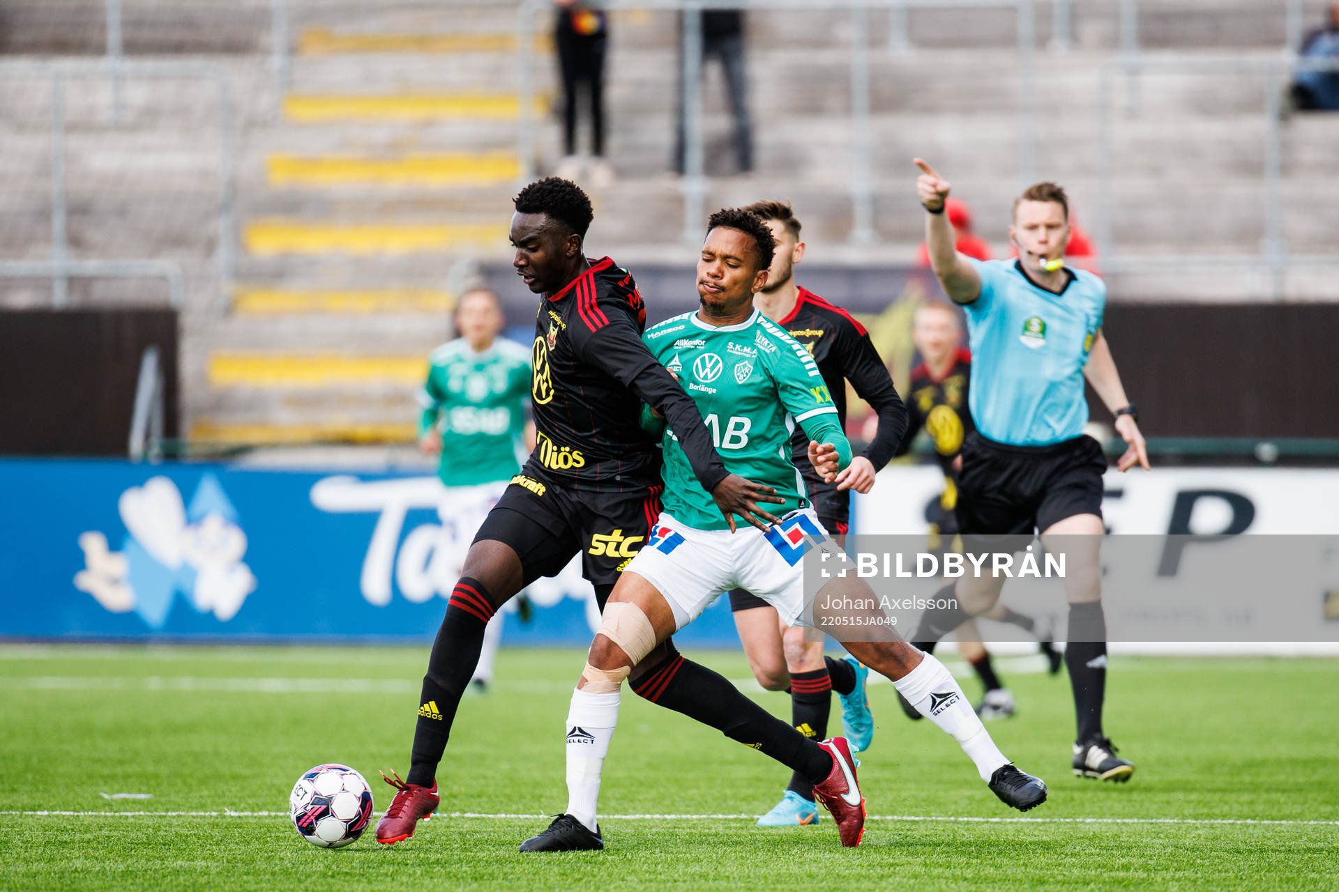 Östersunds Kamal Issah i kamp med Brages Seth Hellberg under fotbollsmatchen i Superettan mellan Östersund och Brage den 15 maj 2022 i Östersund. 