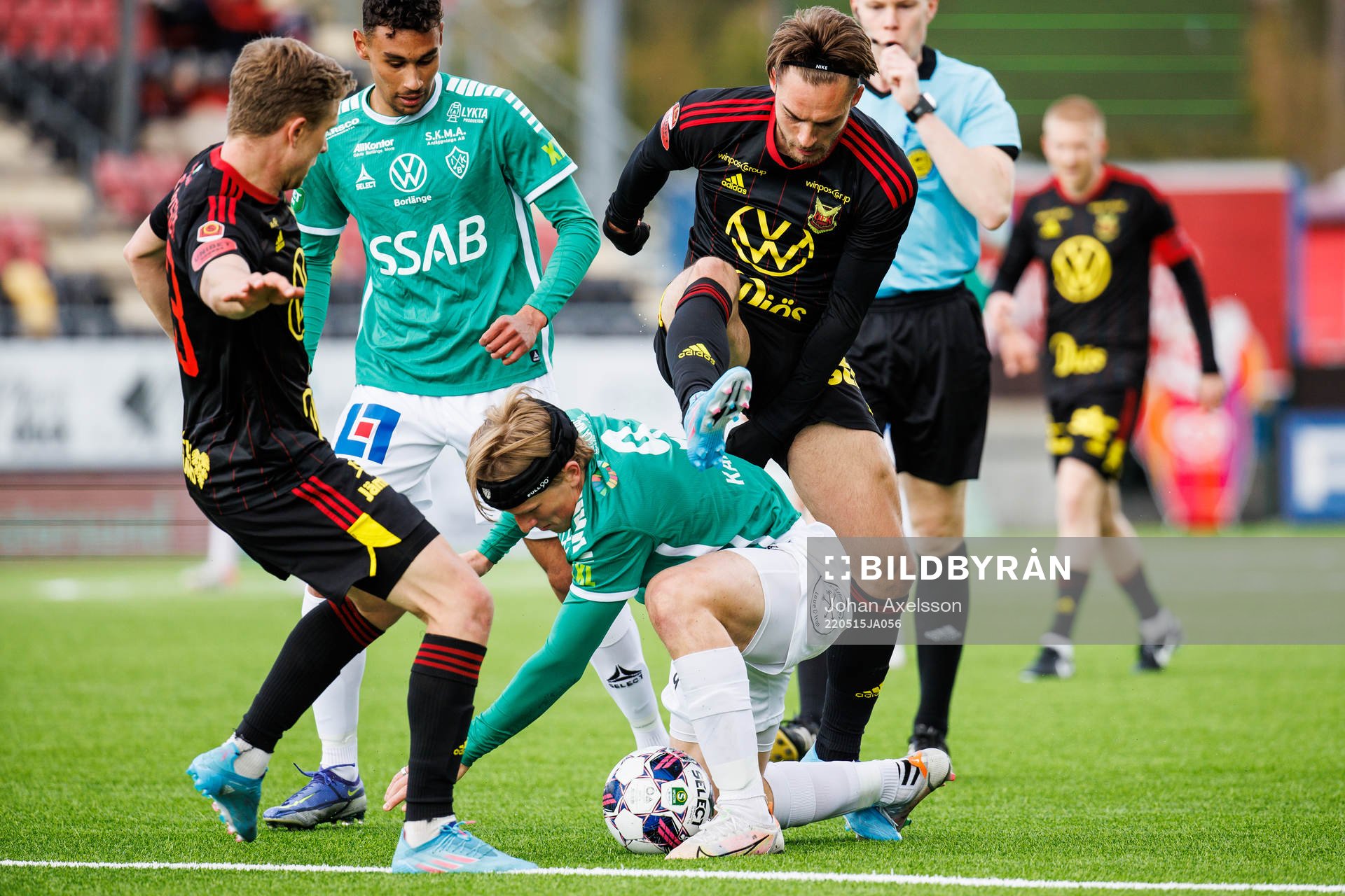 Brages Douglas Karlberg i kamp med Östersunds Felix Hörberg under fotbollsmatchen i Superettan mellan Östersund och Brage den 15 maj 2022 i Östersund.