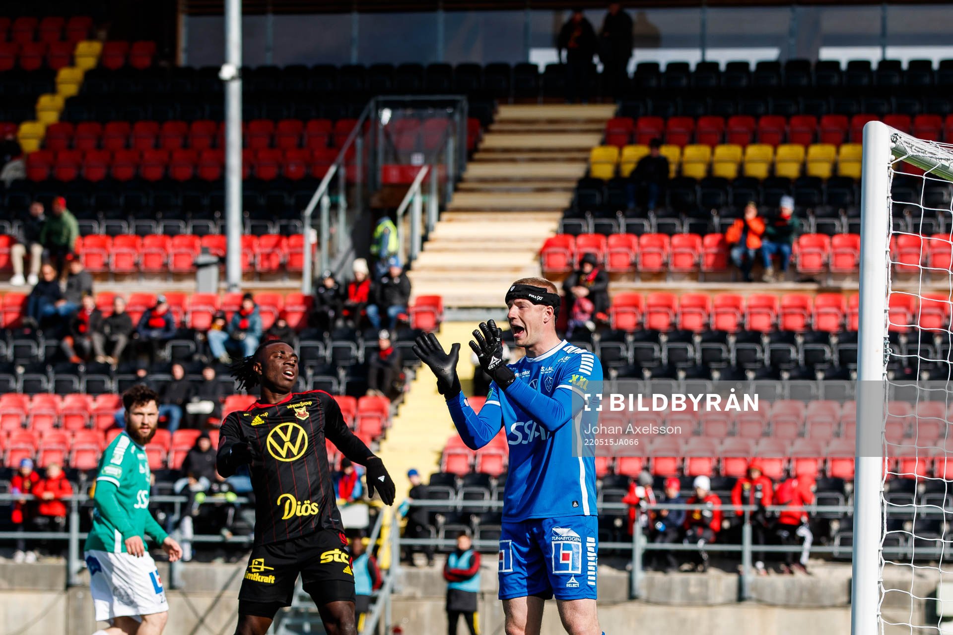 Brages målvakt Viktor Frodig jublar under fotbollsmatchen i Superettan mellan Östersund och Brage den 15 maj 2022 i Östersund. 