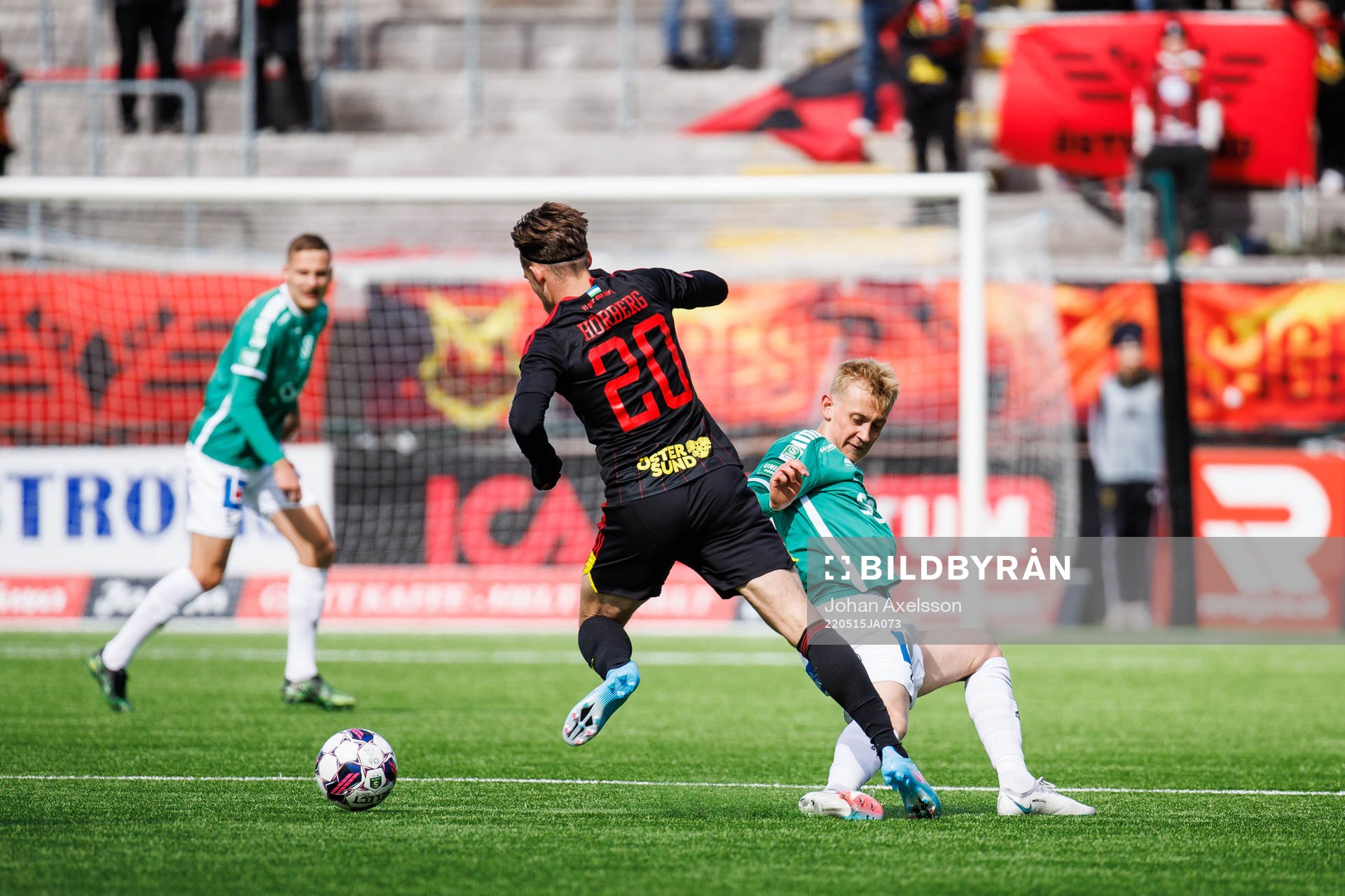 Brages Christopher Redenstrand i kamp med Östersunds Felix Hörberg under fotbollsmatchen i Superettan mellan Östersund och Brage den 15 maj 2022 i Östersund.