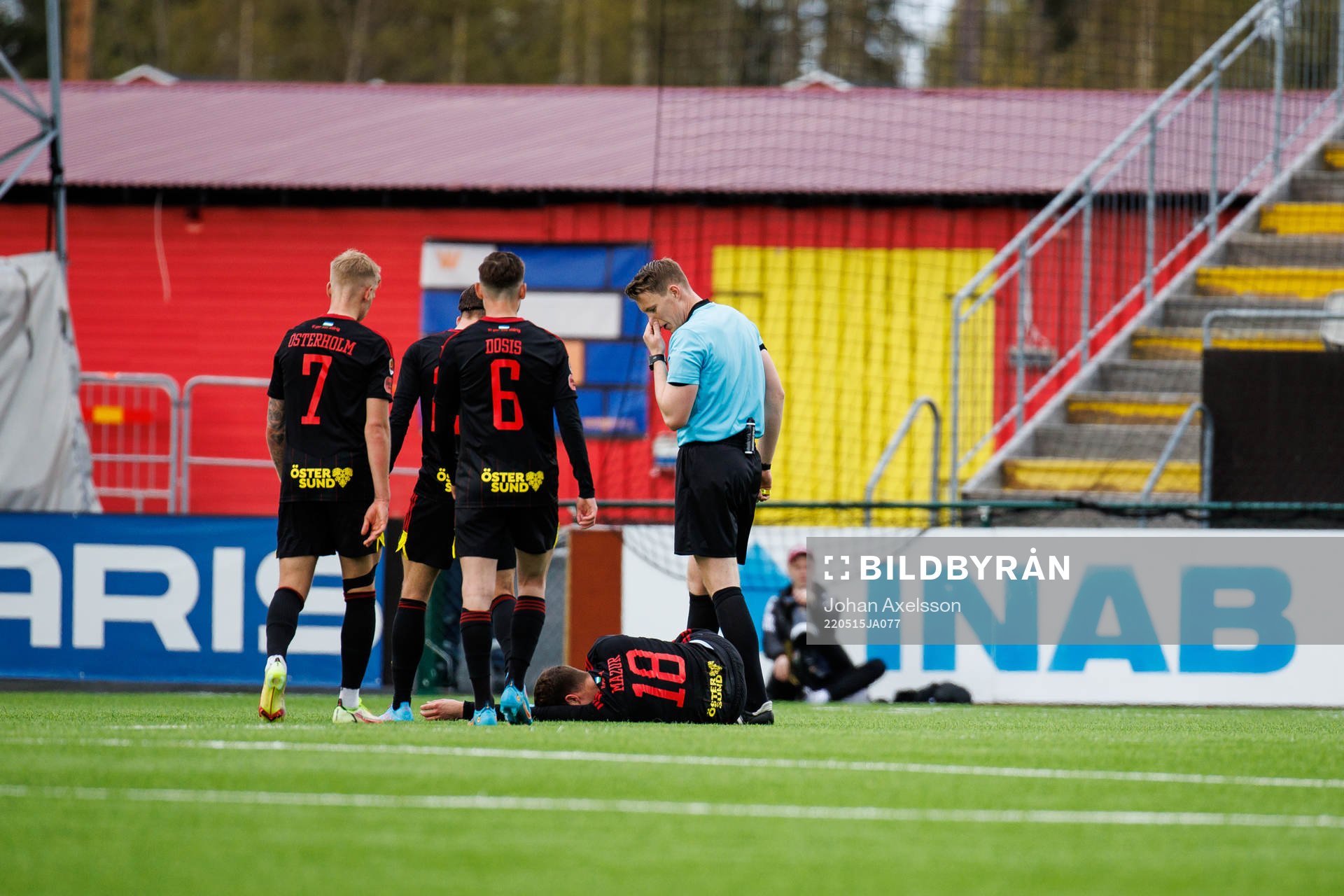 Östersunds Myroslav Mazur har ont under fotbollsmatchen i Superettan mellan Östersund och Brage den 15 maj 2022 i Östersund. 