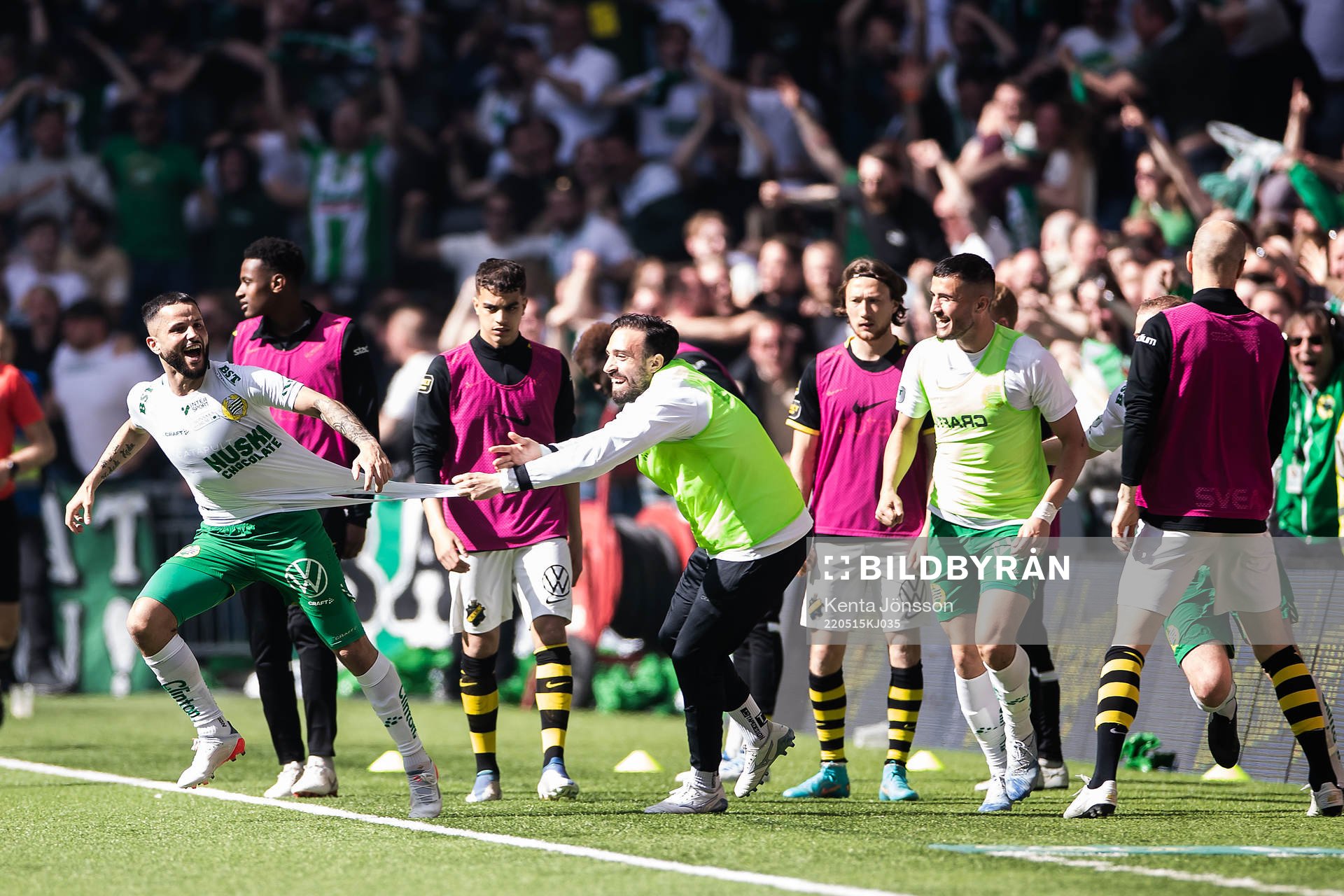 Hammarbys Mohanad Jeahze jublar med Abdul Khalili och