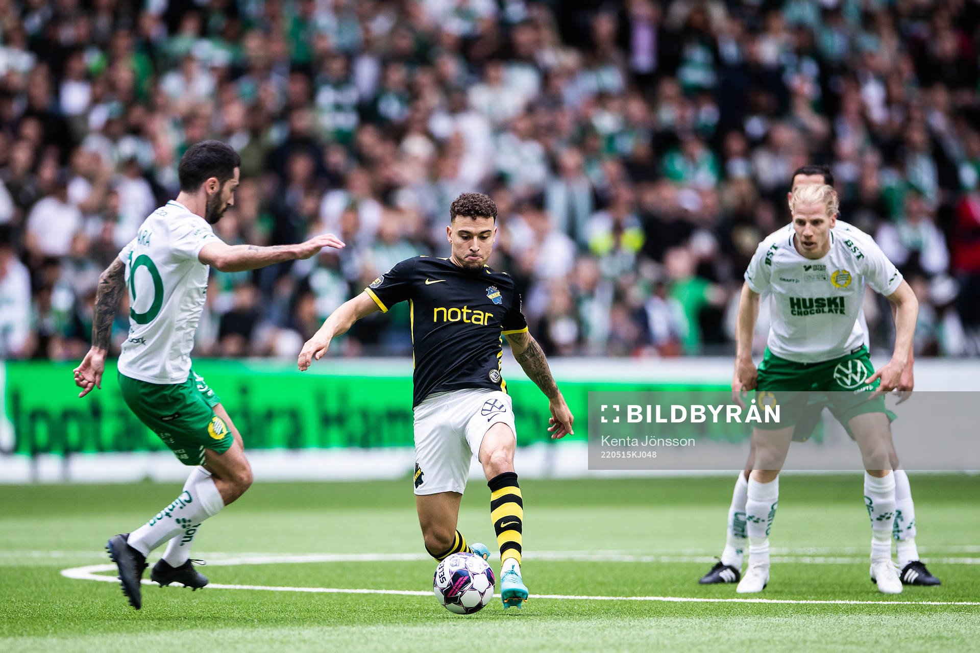 s Jordan Larsson och Hammarbys Nahir Besara