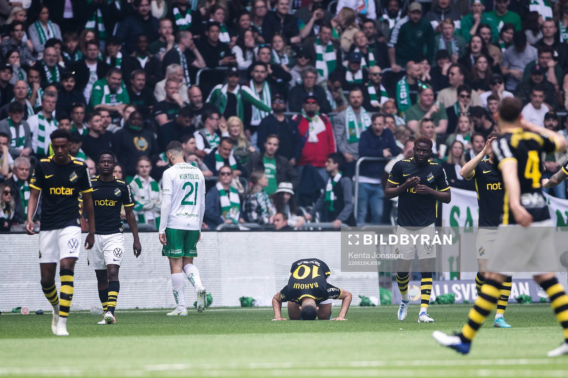 AIK:s Nabil Bahoui jublar efter 3-3 under fotbollsmatchen i Allsvenskan mellan Hammarby och AIK den 15 maj 2022 i Stockholm. 
