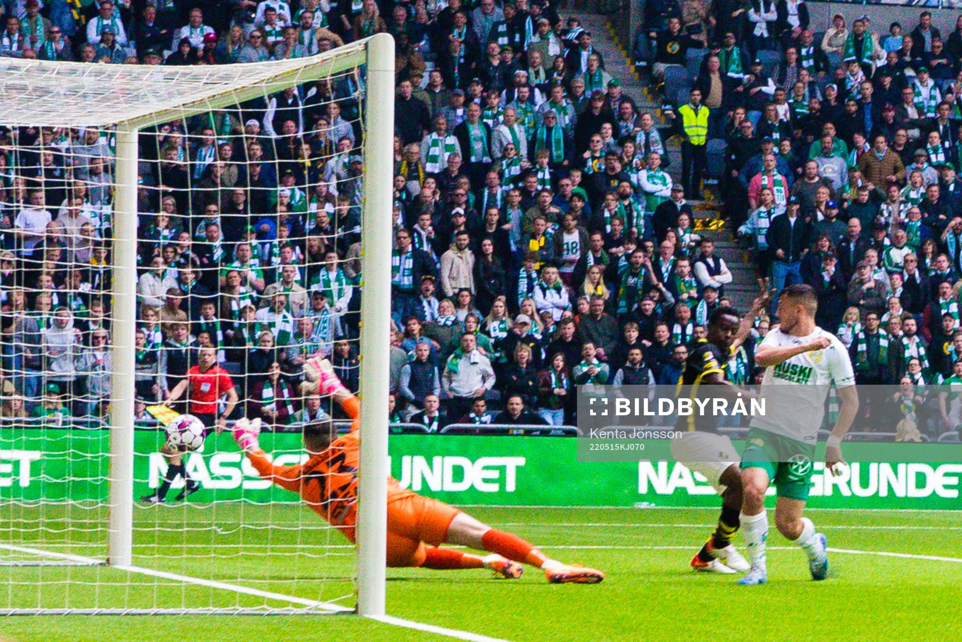 Hammarbys Astrit Selmani med en målchans