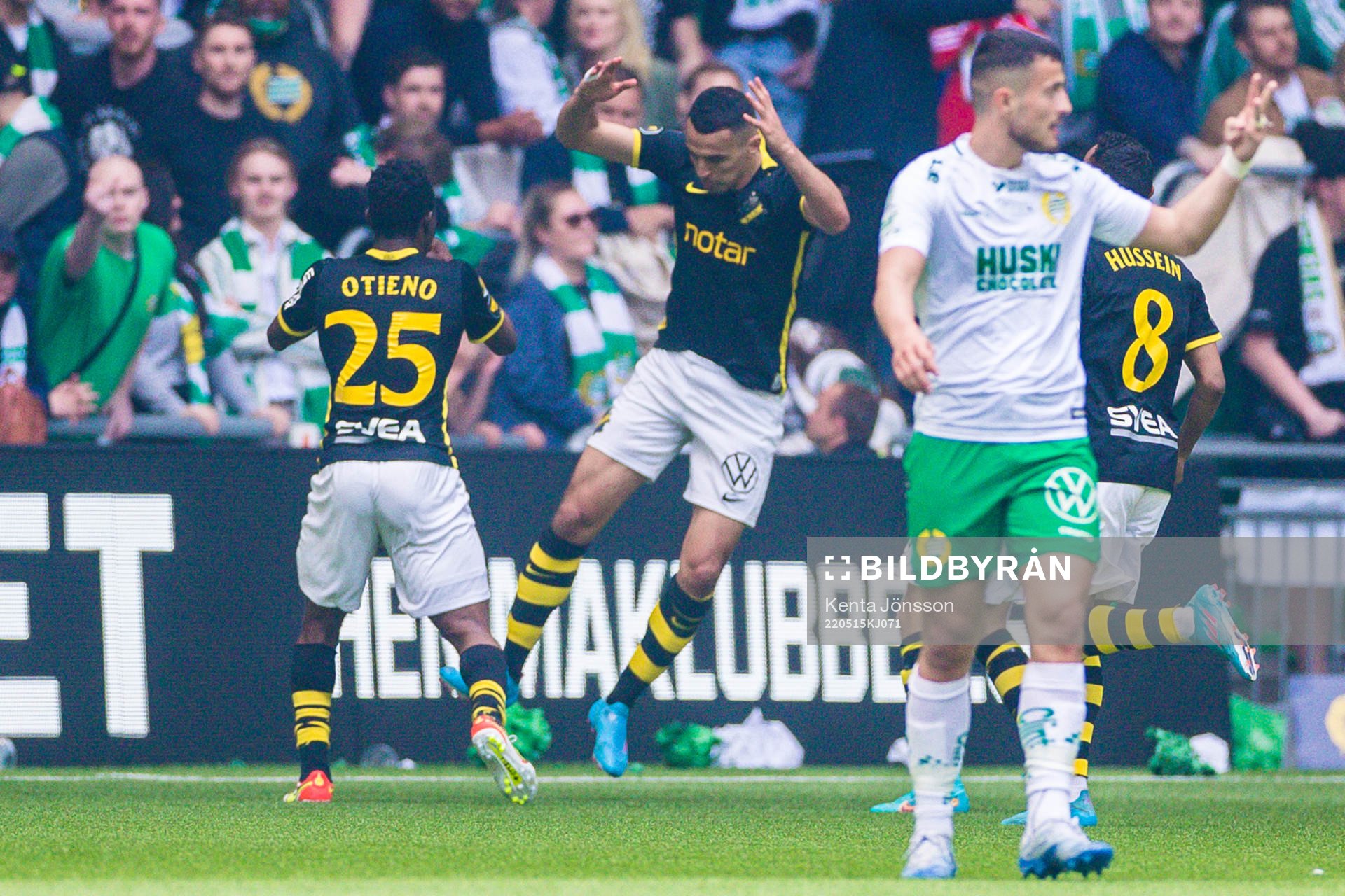 AIK:s Erick Otieno  och Nabil Bahoui jublar efter 3-3 under fotbollsmatchen i Allsvenskan mellan Hammarby och AIK den 15 maj 2022 i Stockholm. 