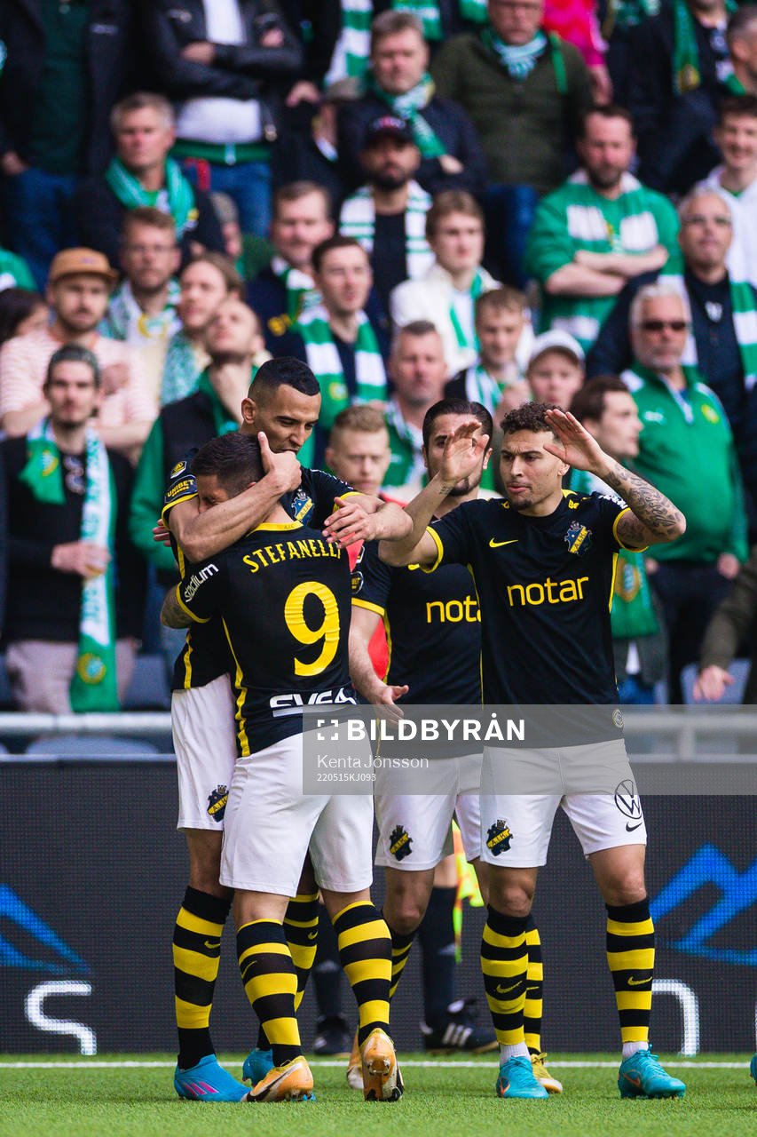 AIK:s Nabil Bahoui jublar med Nicolas Stefanelli efter 0-1 under fotbollsmatchen i Allsvenskan mellan Hammarby och AIK den 15 maj 2022 i Stockholm.