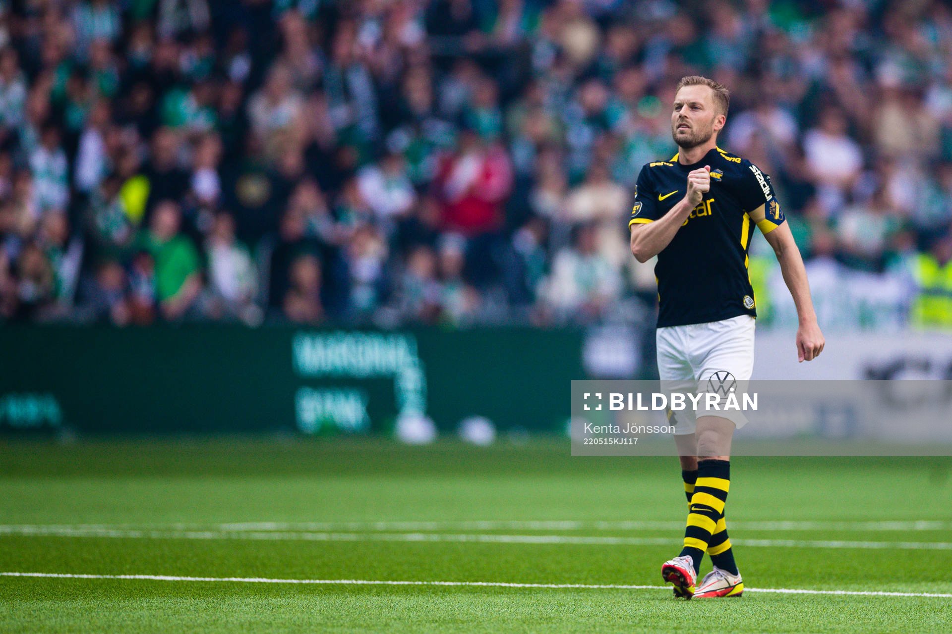 AIK:s Sebastian Larsson jublar efter 2-2 på straff under fotbollsmatchen i Allsvenskan mellan Hammarby och AIK den 15 maj 2022 i Stockholm. 