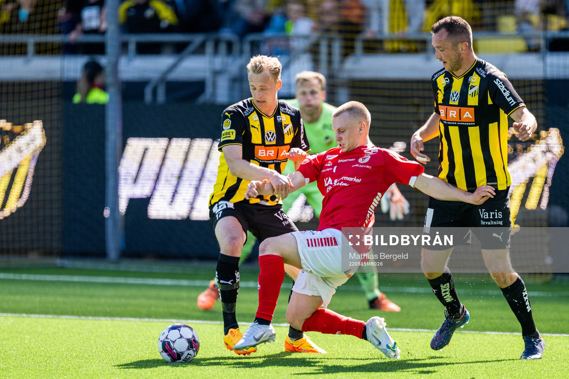 Häckens Gustav Berggren och Even Hovland i kamp med Kalmars Isak Jansson under fotbollsmatchen i Allsvenskan mellan Häcken och Kalmar den 15 maj 2022 i Göteborg. 