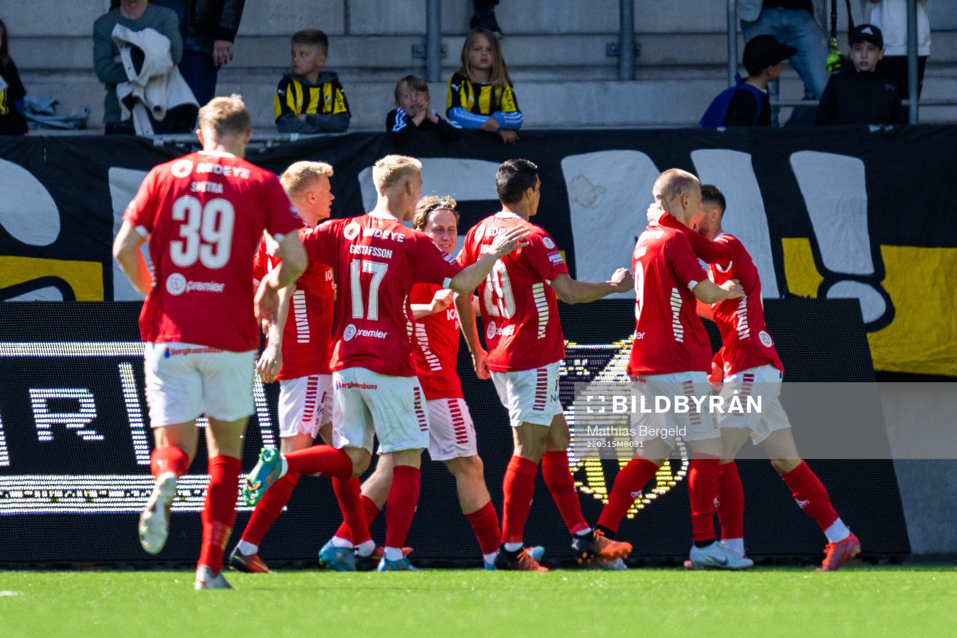 Kalmars Isak Jansson jublar med lagkamrater