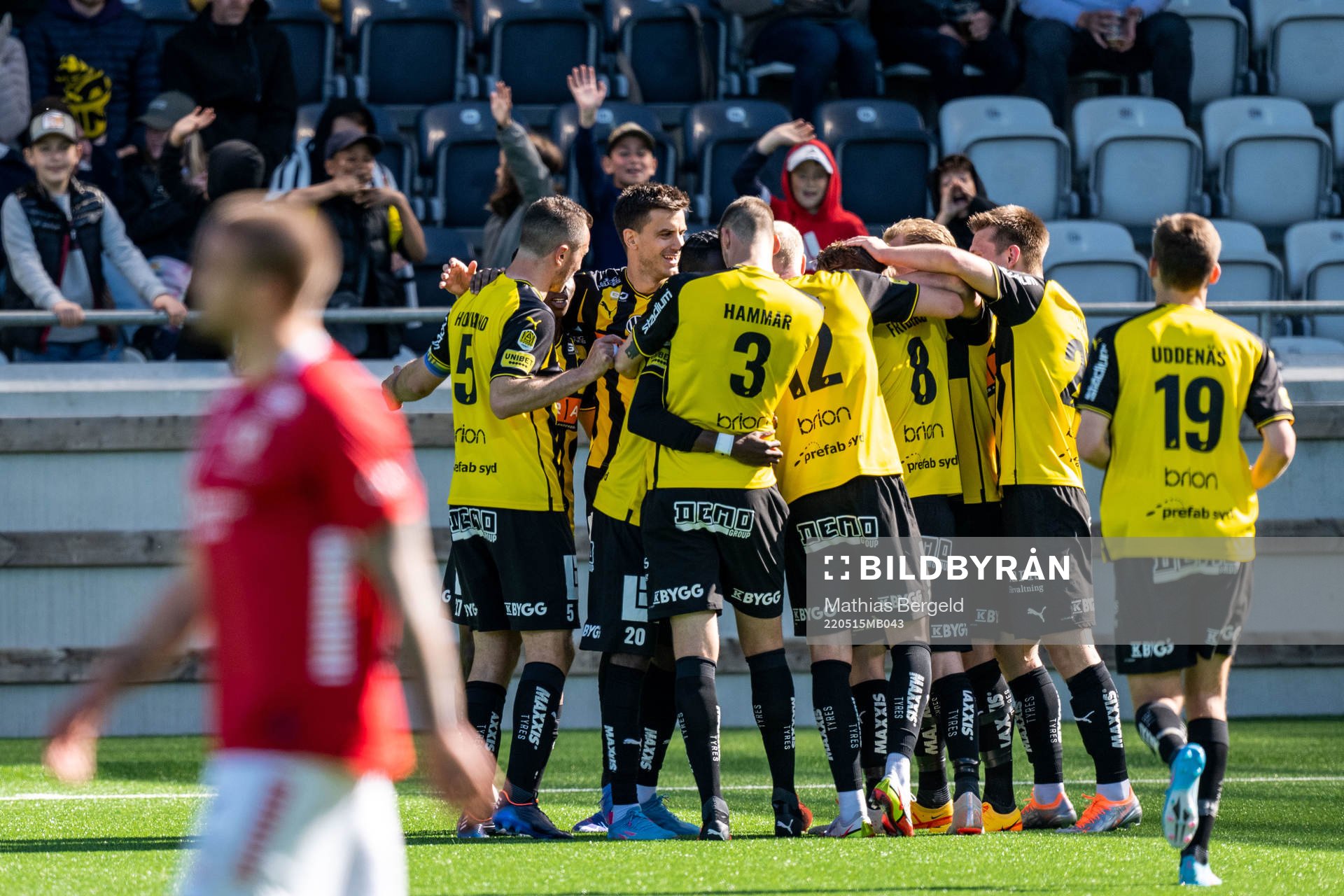 Häckens Alexander Jeremejeff jublar med lagkamrater
