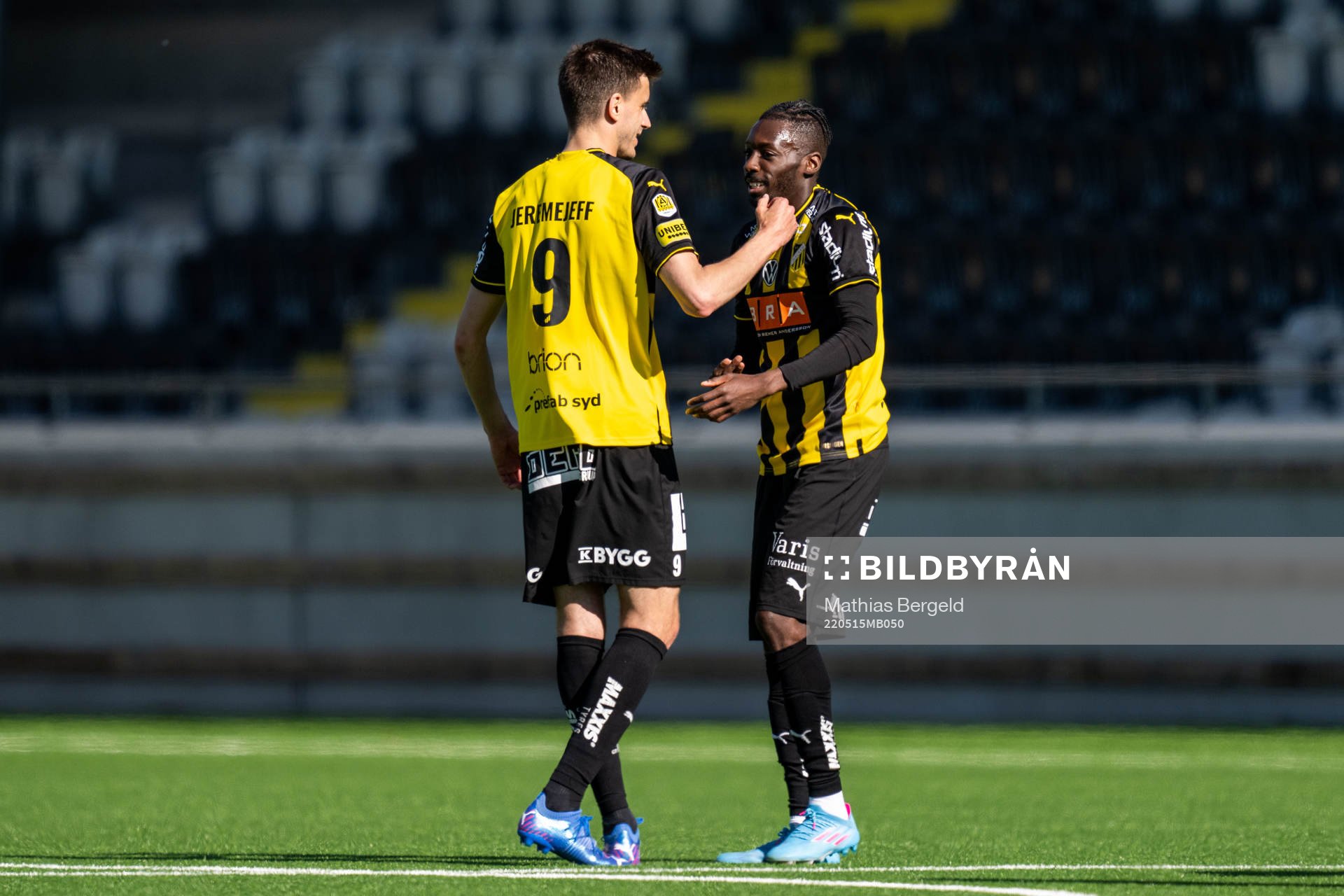 Häckens Alexander Jeremejeff och Blair Turgott jublar