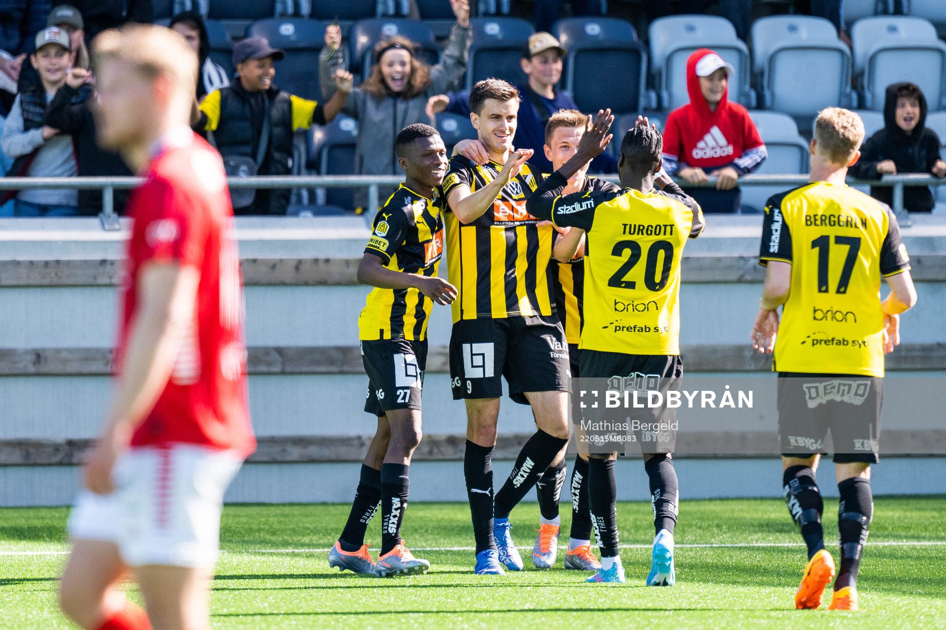 Häckens Alexander Jeremejeff jublar med lagkamrater