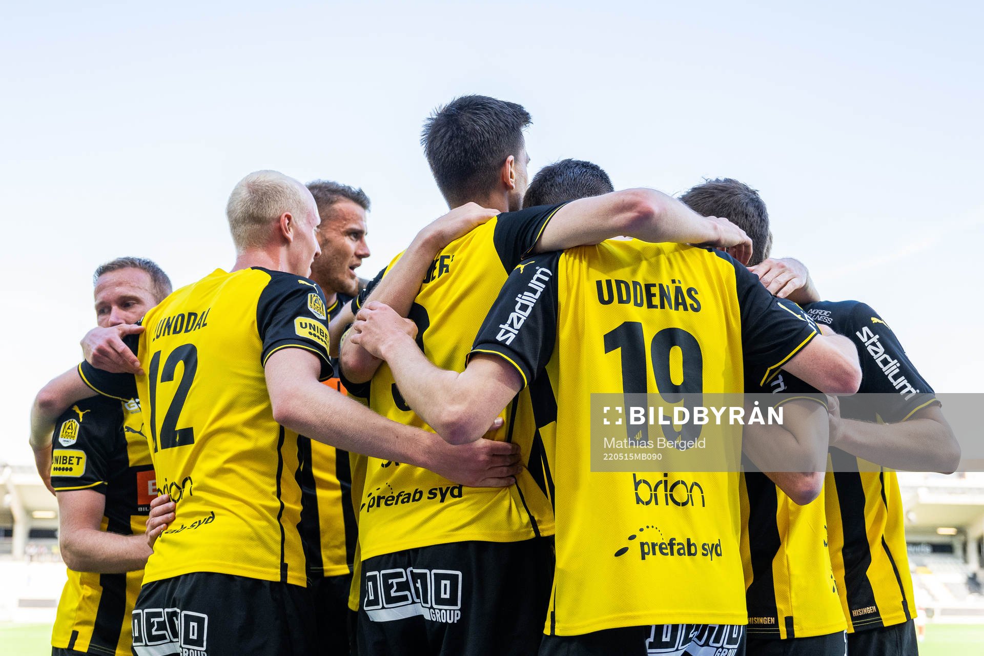 Häckens Alexander Jeremejeff jublar med lagkamrater