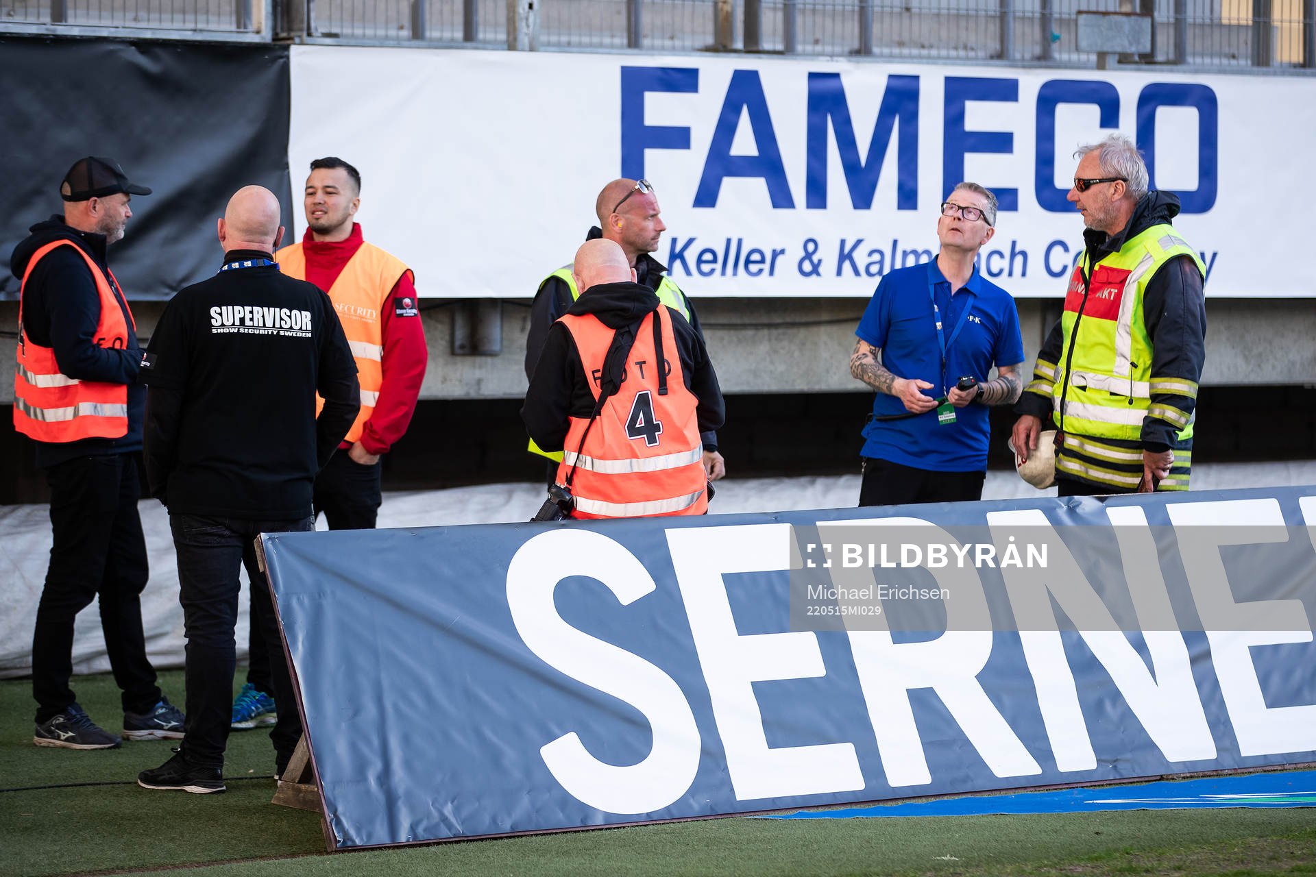En smällare har kastats in och matchen avbryts
