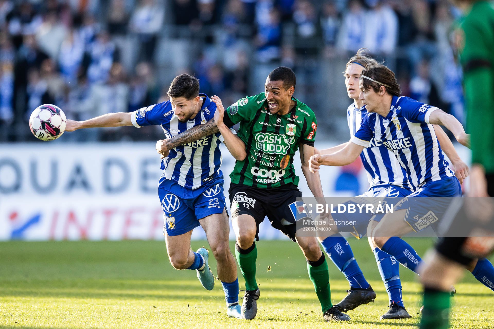 IFK Göteborgs Kevin Yakob och Varbergs Simon Karlsson Adjei