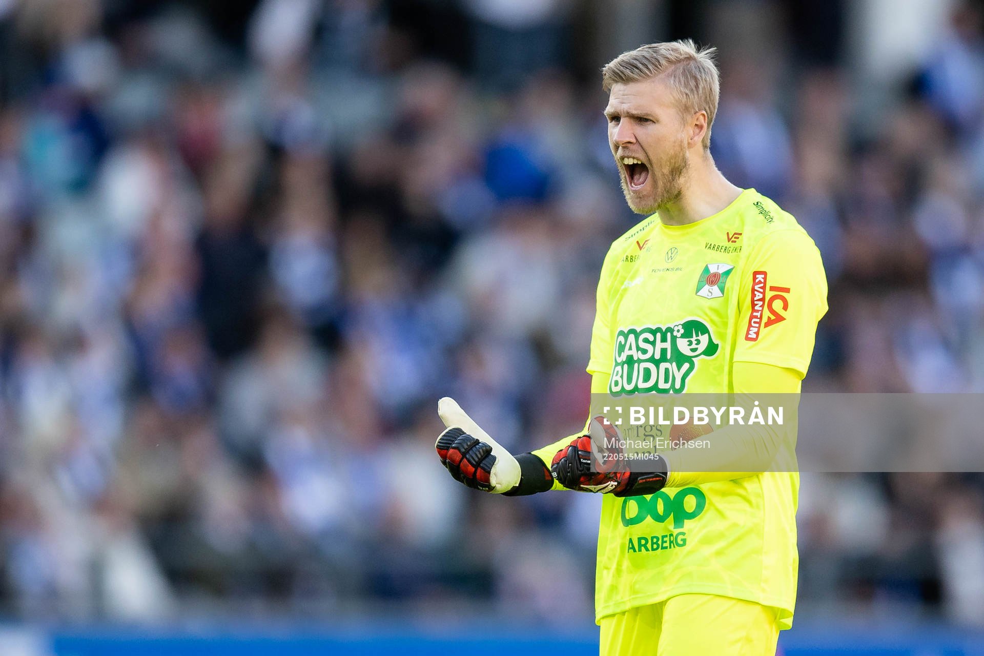 Varbergs målvakt Fredrik Andersson jublar