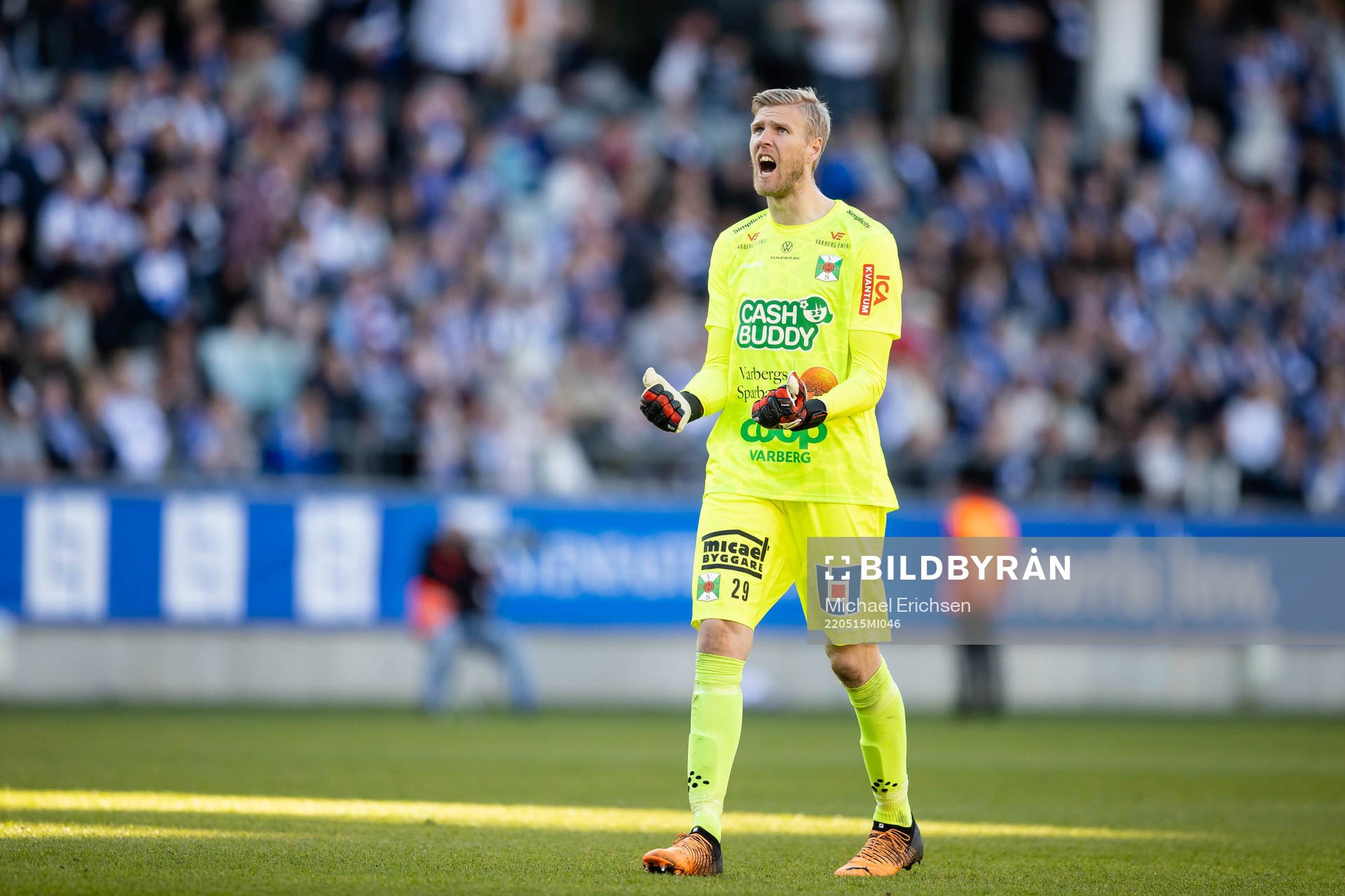 Varbergs målvakt Fredrik Andersson jublar