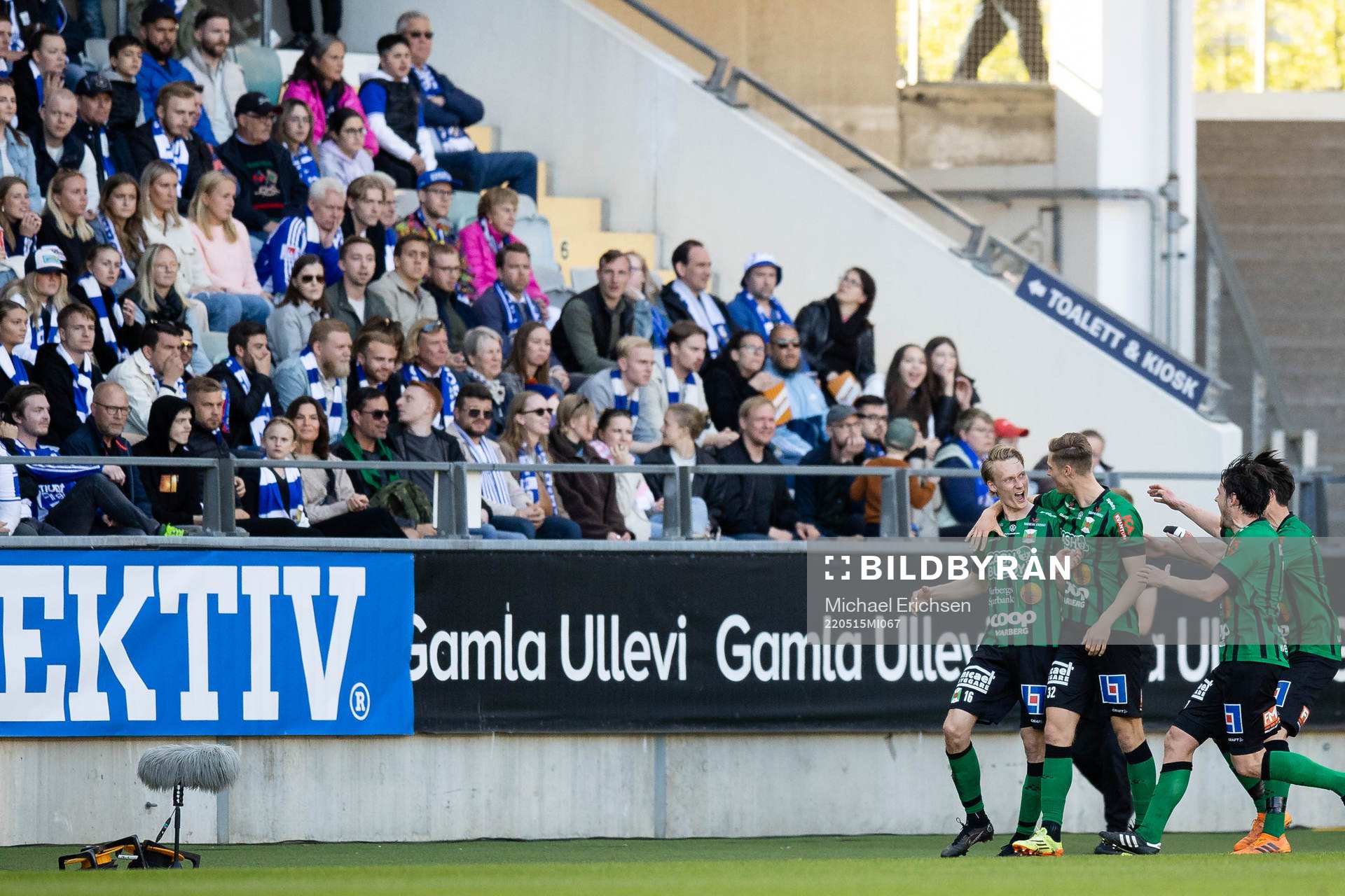 Varbergs Alexander Johansson jublar efter 1-1 med lagkamrater under fotbollsmatchen i Allsvenskan mellan IFK Göteborg och Varberg den 15 maj 2022 i Göteborg.