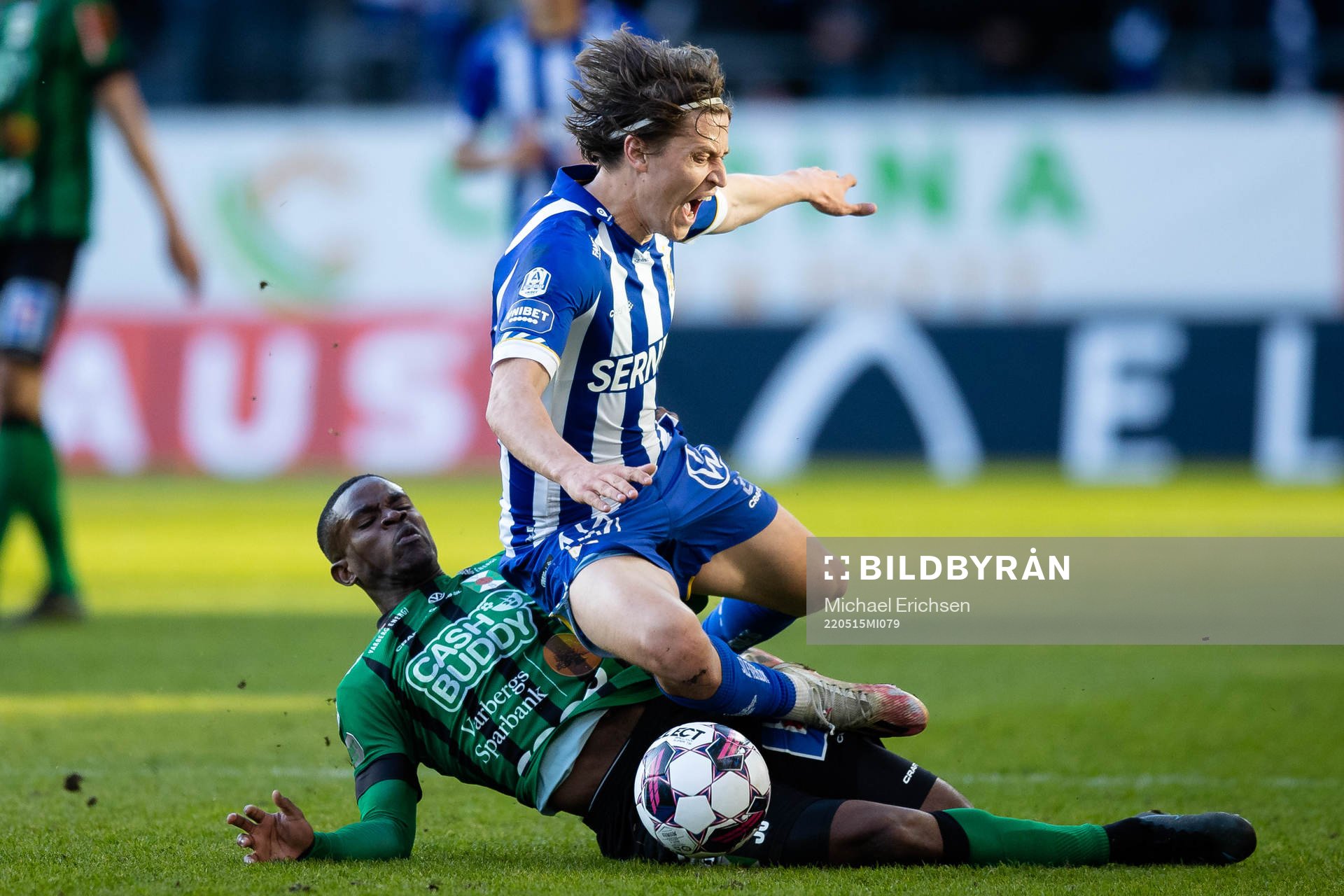 Varbergs Jaheem Burke glidtacklar IFK Göteborgs Simon Thern