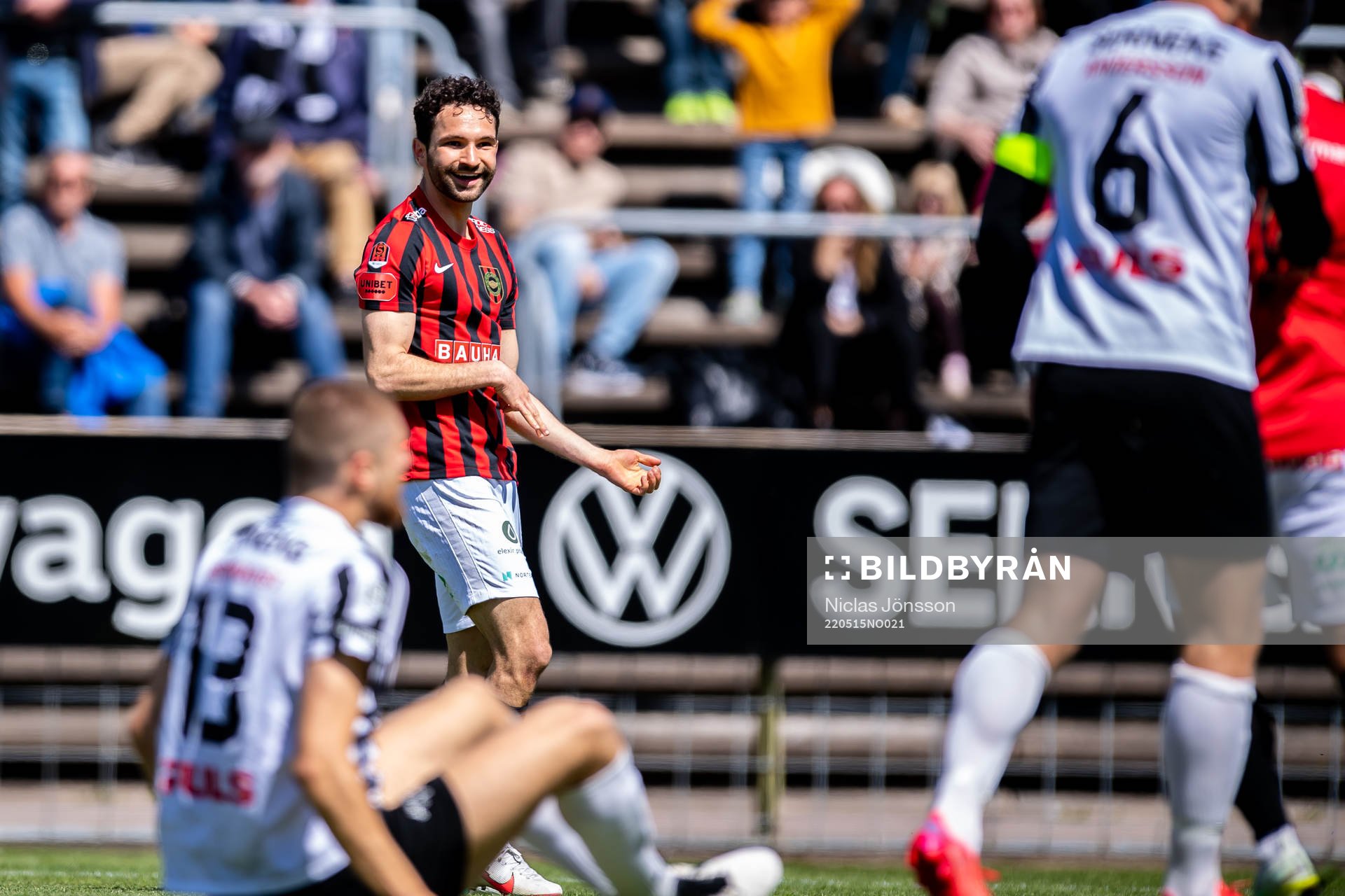 Brommapojkarnas Marijan Cosic  jublar