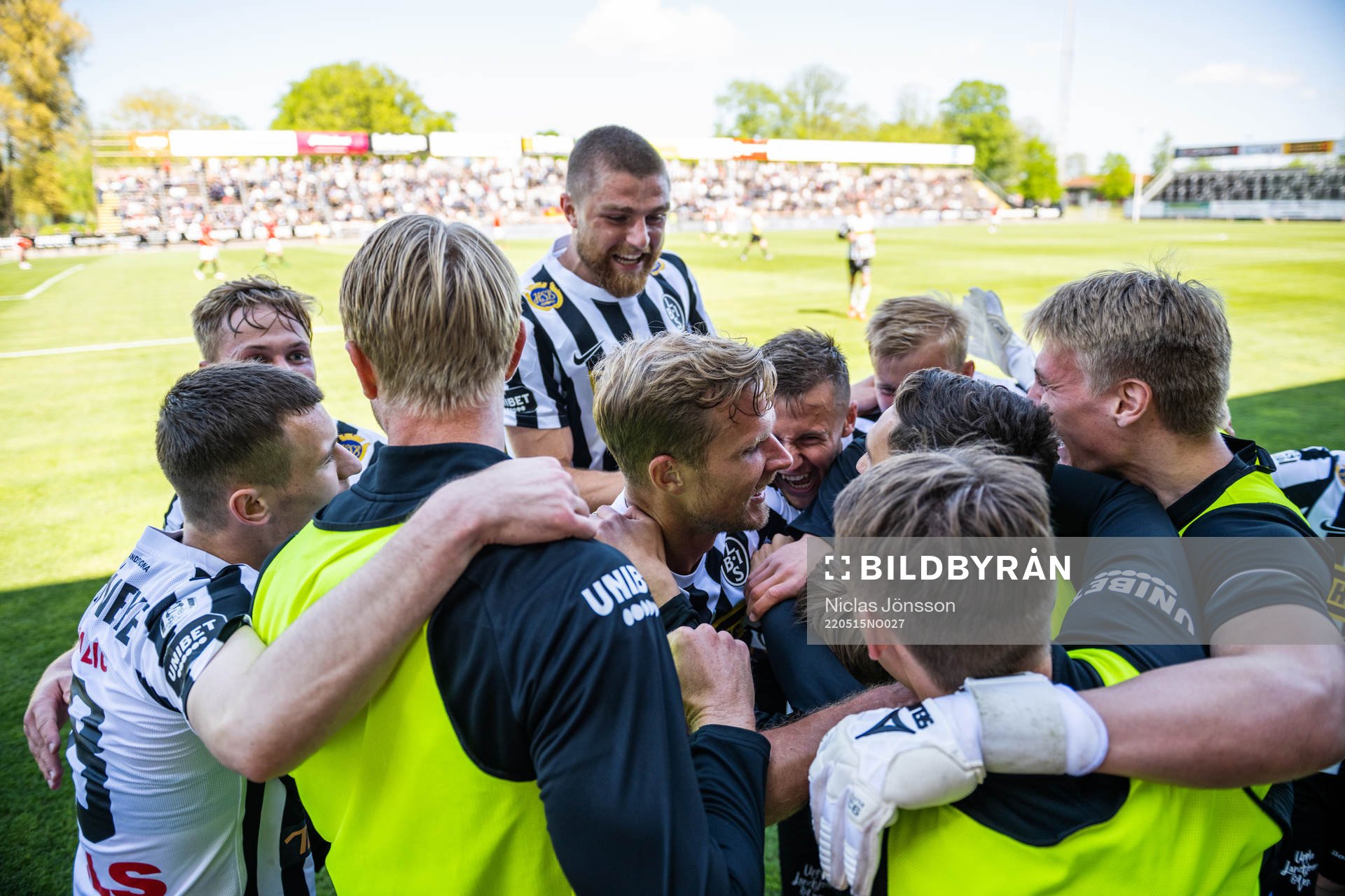 Landskronas spelare jublar med Adam Egnell