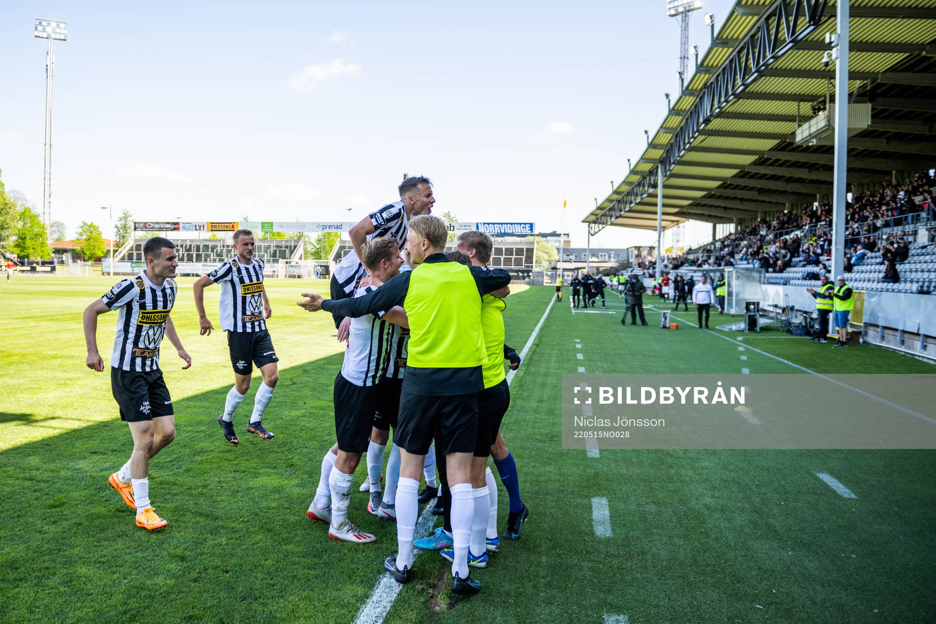 Landskronas spelare jublar med Adam Egnell