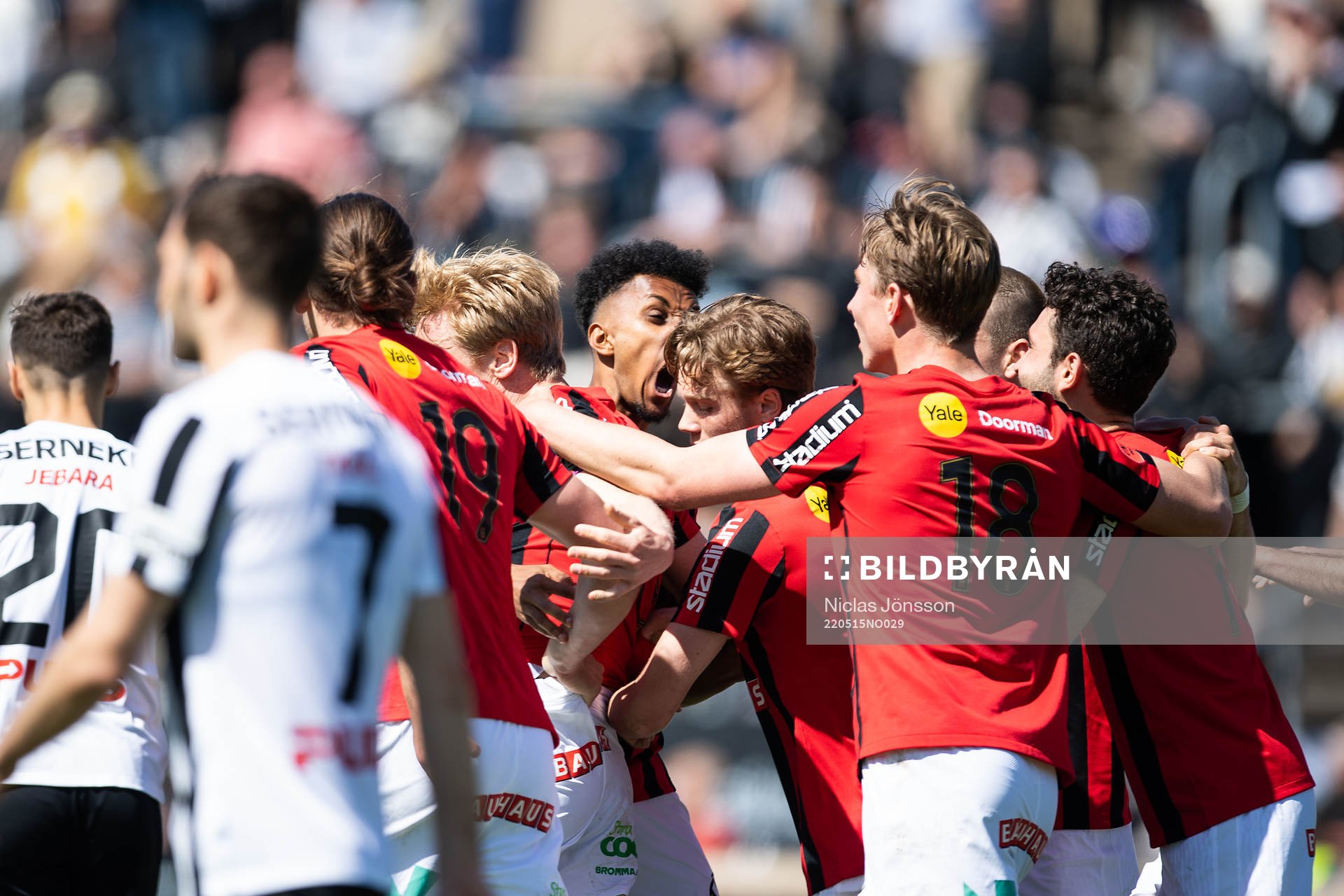 Brommapojkarnas spelare jublar