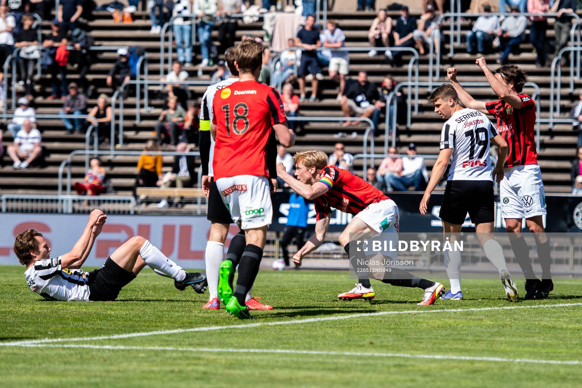 Brommapojkarnas Gustav Sandberg Magnusson jublar