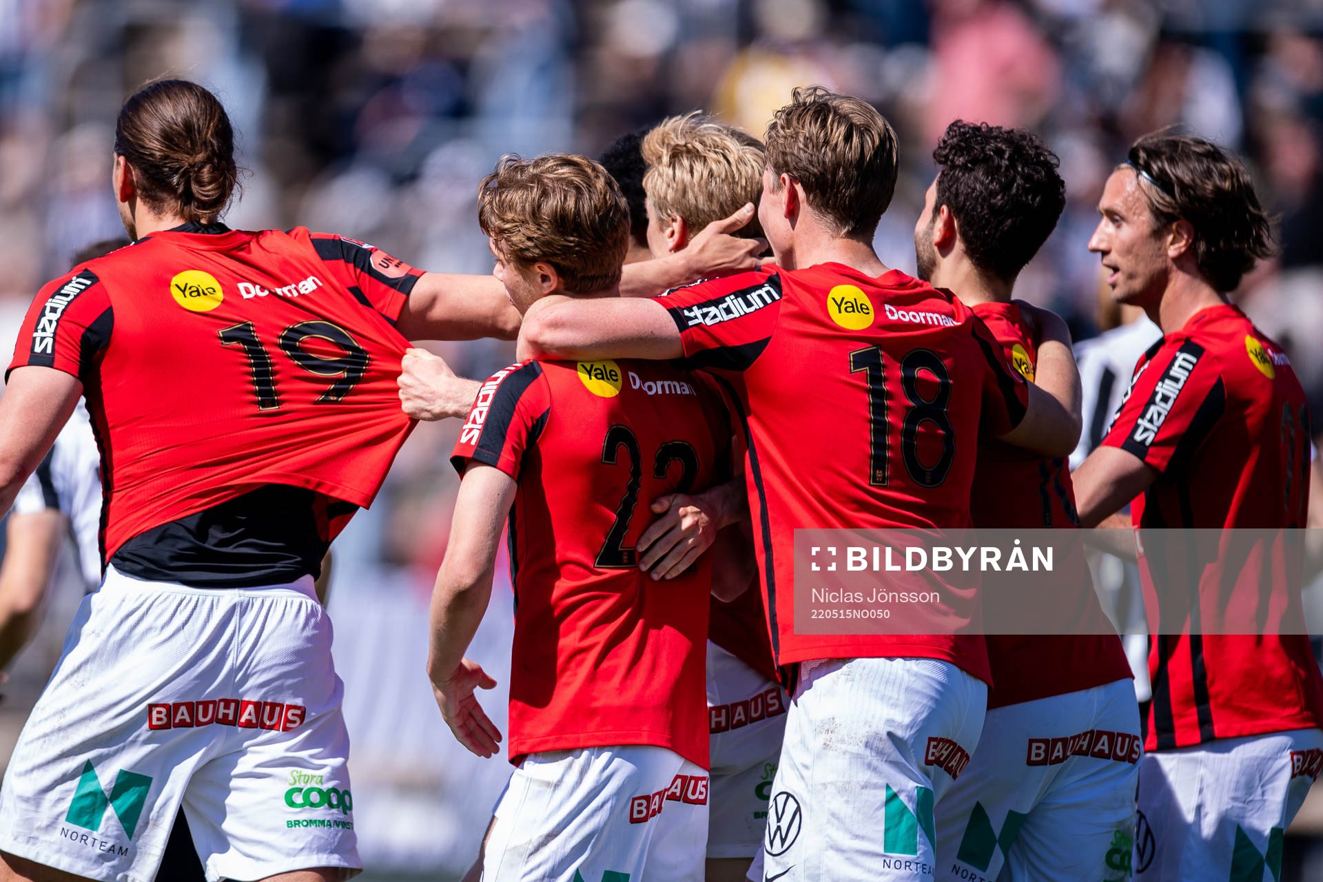Brommapojkarnas spelarna jublar