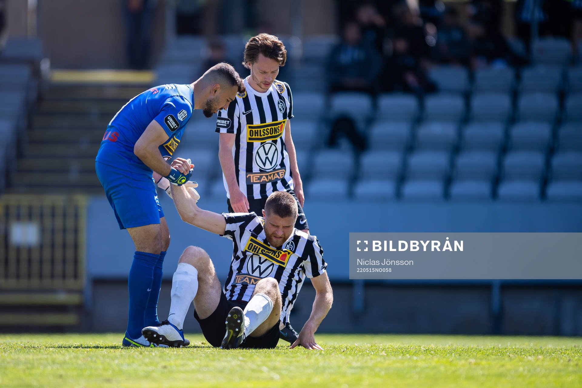 Landskronas Erik Hedenquist har ont under fotbollsmatchen i Superettan mellan Landskrona och Brommapojkarna den 15 maj 2022 i Landskrona.