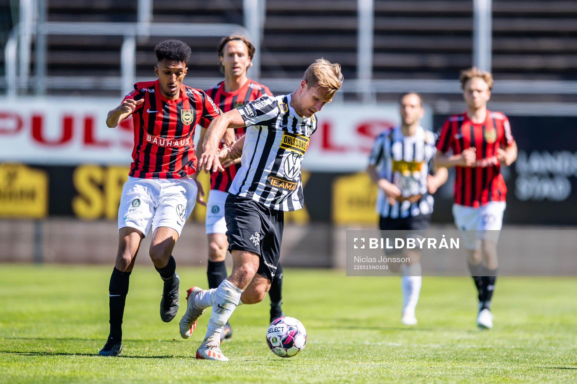 Brommapojkarnas Endreas Tesfai och Landskronas Linus R