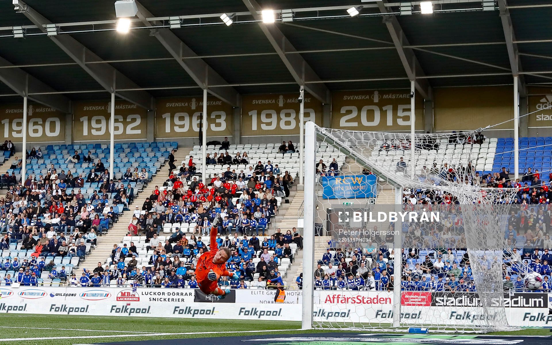 Ungdomslagen på läktaren ser mål av IFK Norrköpings Jonathan Levi förbi Sundsvalls målvakt Gustav Molin under fotbollsmatchen i Allsvenskan mellan IFK Norrköping och GIF Sundsvall den 15 maj 2022 i Norrköping.