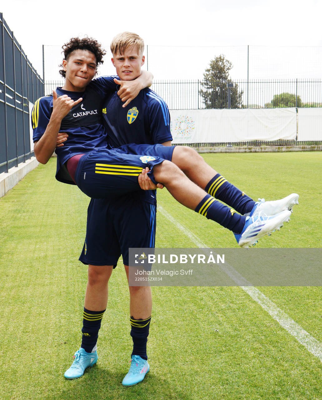 I denna handout-bild från Svenska Fotbollförbundet syns Malik Mokede och Edvin Tellgren som tränar inför U17-EM den 15 maj 2022 i Tel Aviv.