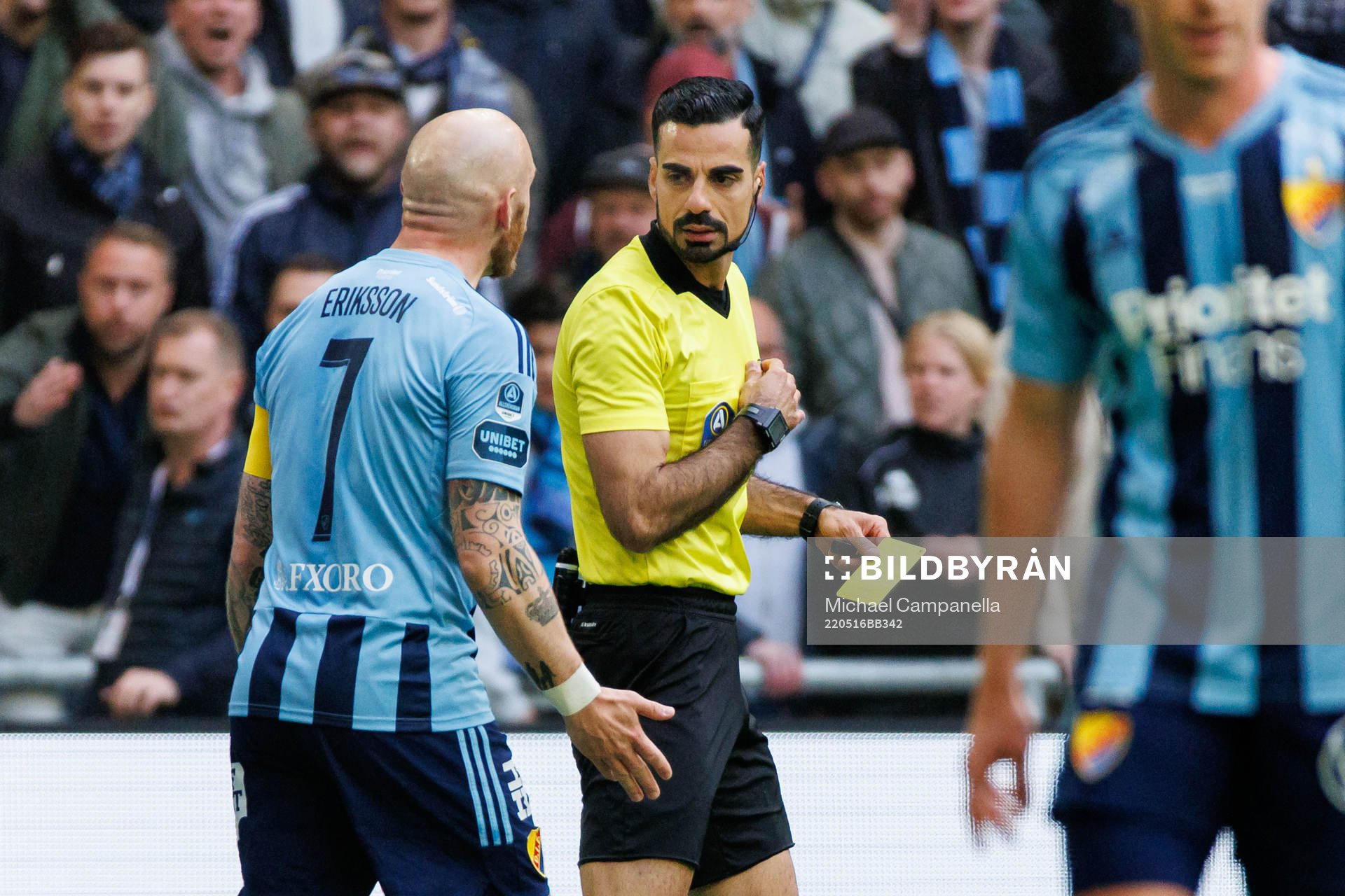 Djurgårdens Magnus Eriksson pratar med domare Mohammed