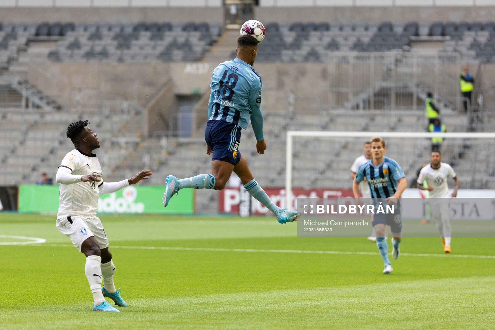 Djurgårdens Isak Hien och Malmös Malik Abubakari