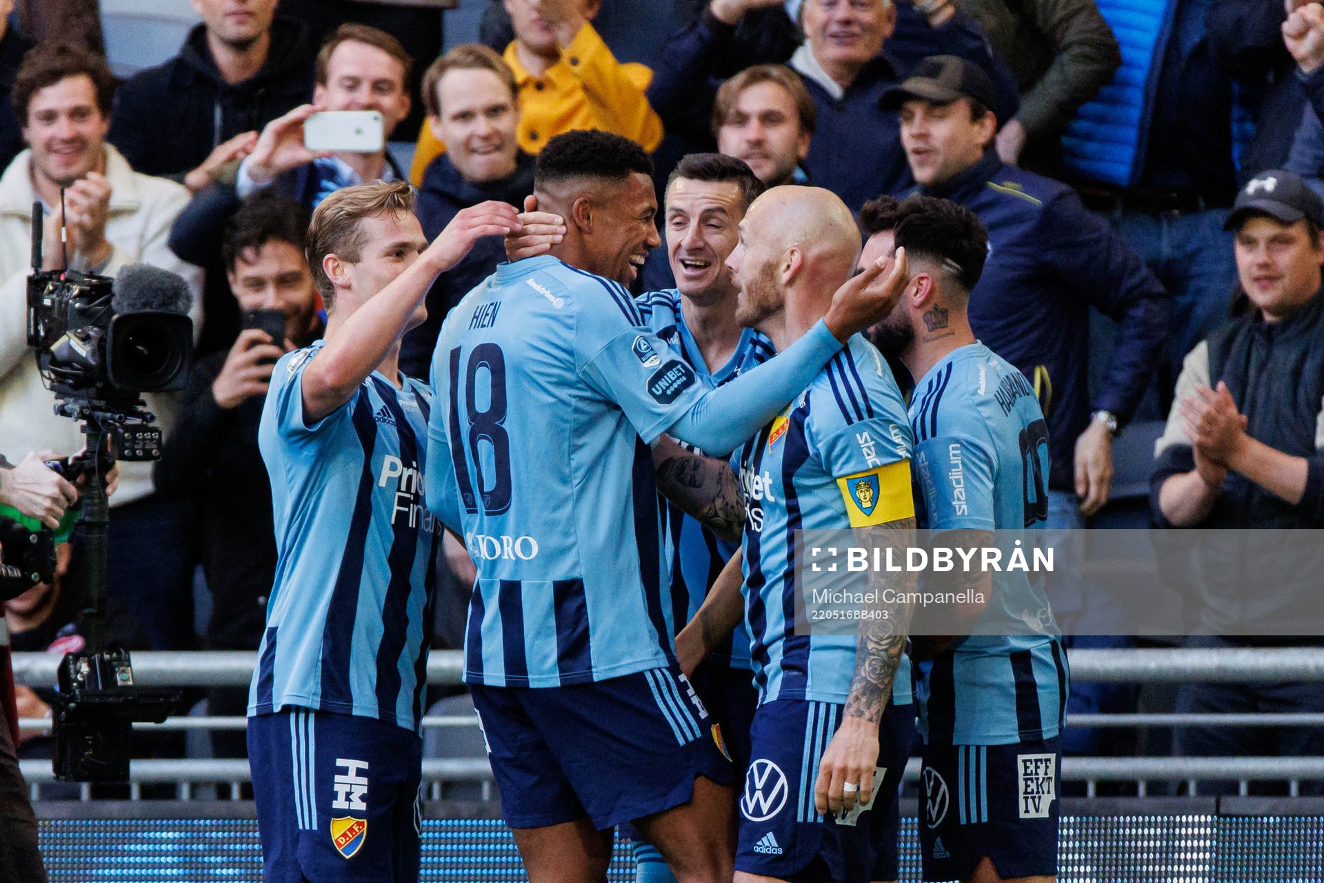 Djurgårdens Isak Hien jublar
