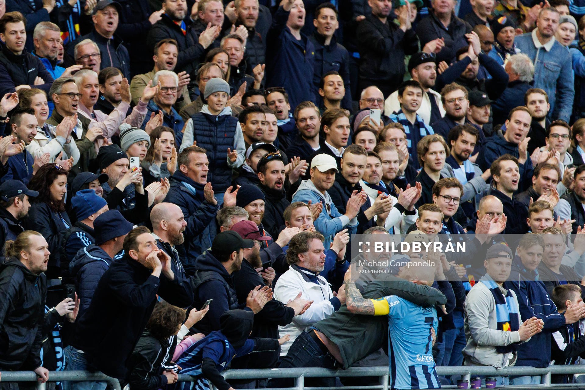 Djurgårdens Magnus Eriksson jublarmed publiken efter fotbollsmatchen i Allsvenskan mellan Djurgården och Malmö FF den 16 maj 2022 i Stockholm.