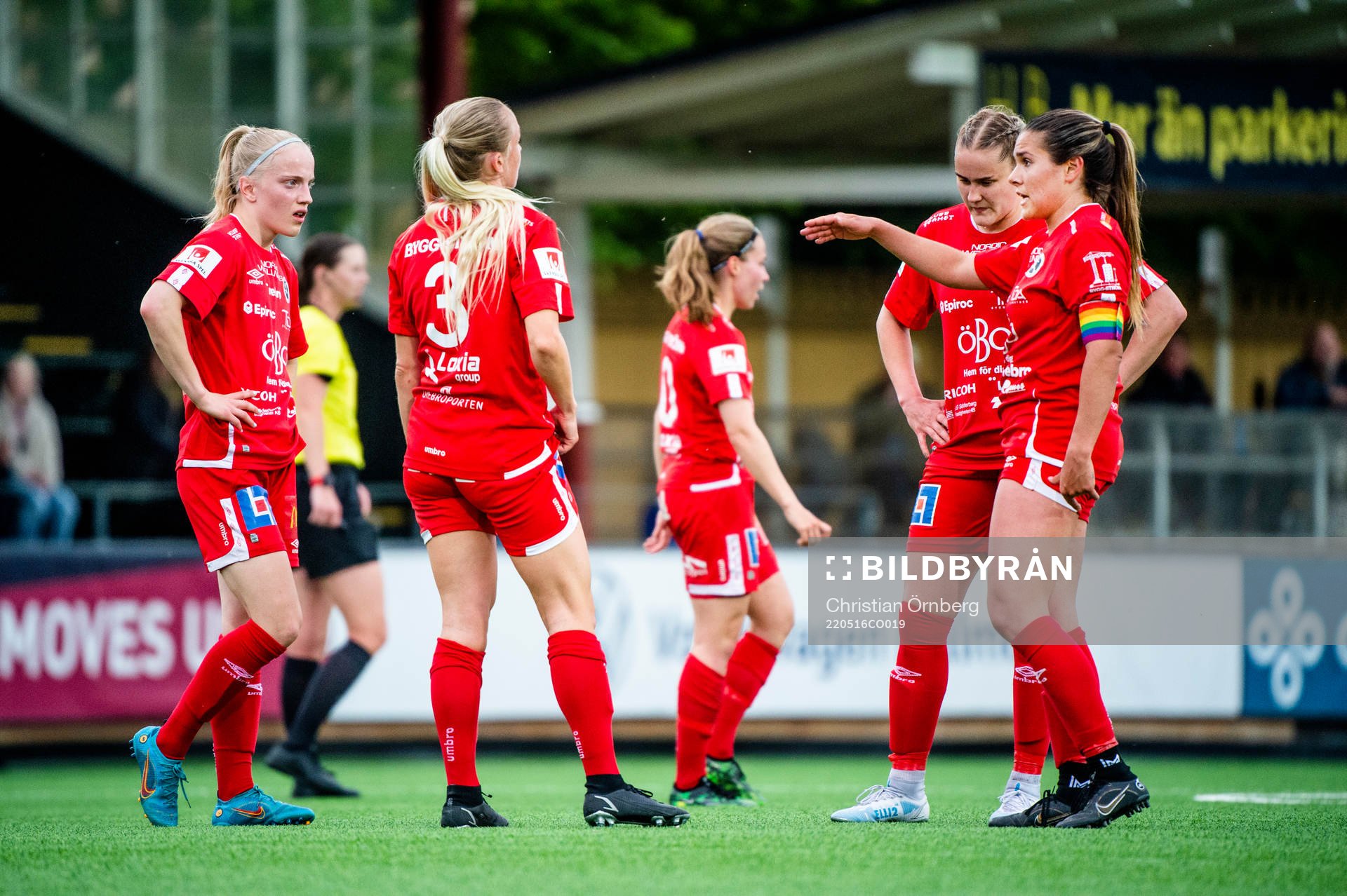 Örebros Carly Wickenheiser deppar med lagkamraterna