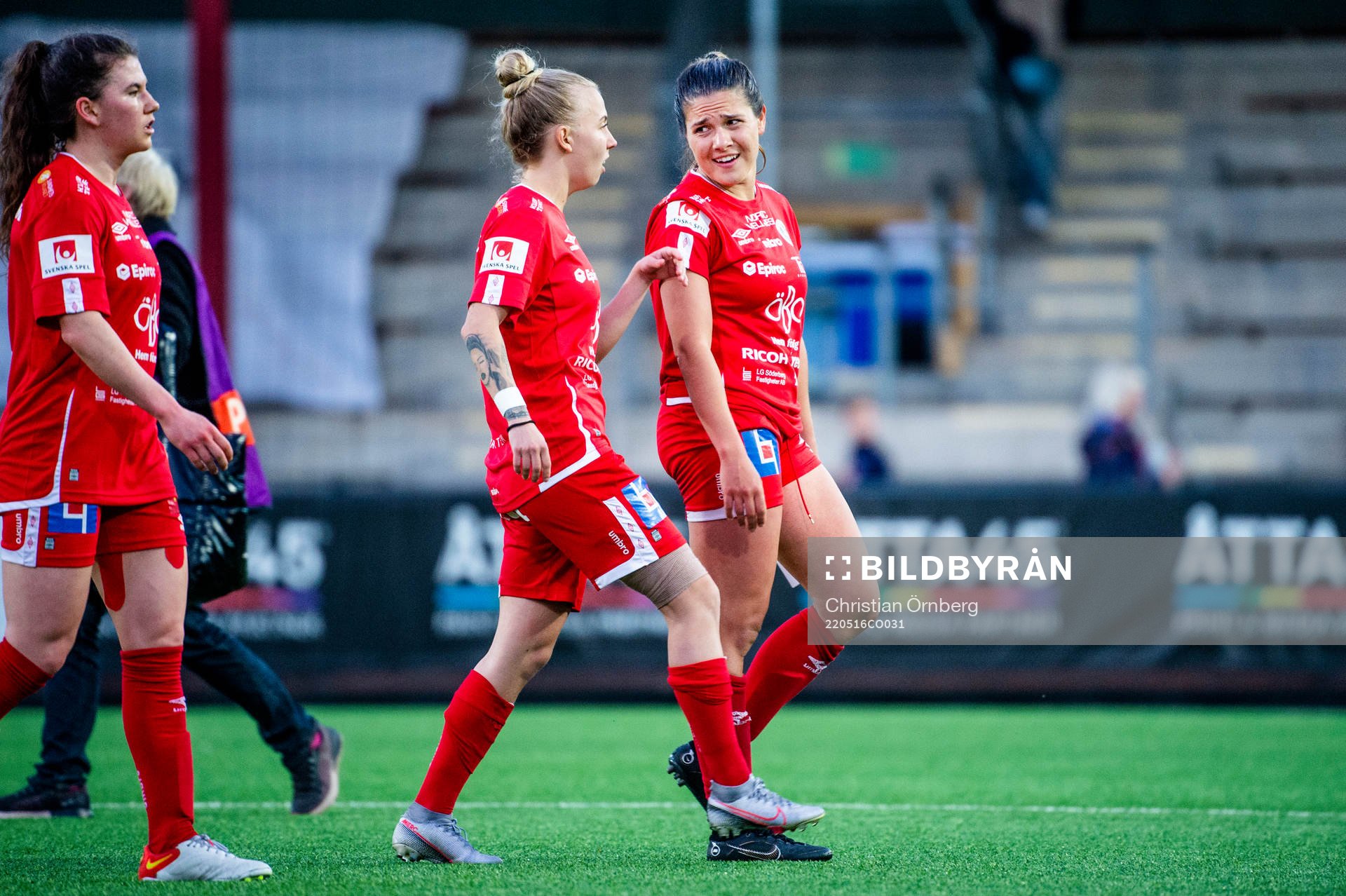 Örebros Nathalie Hoff Persson och Carly Wickenheiser deppar