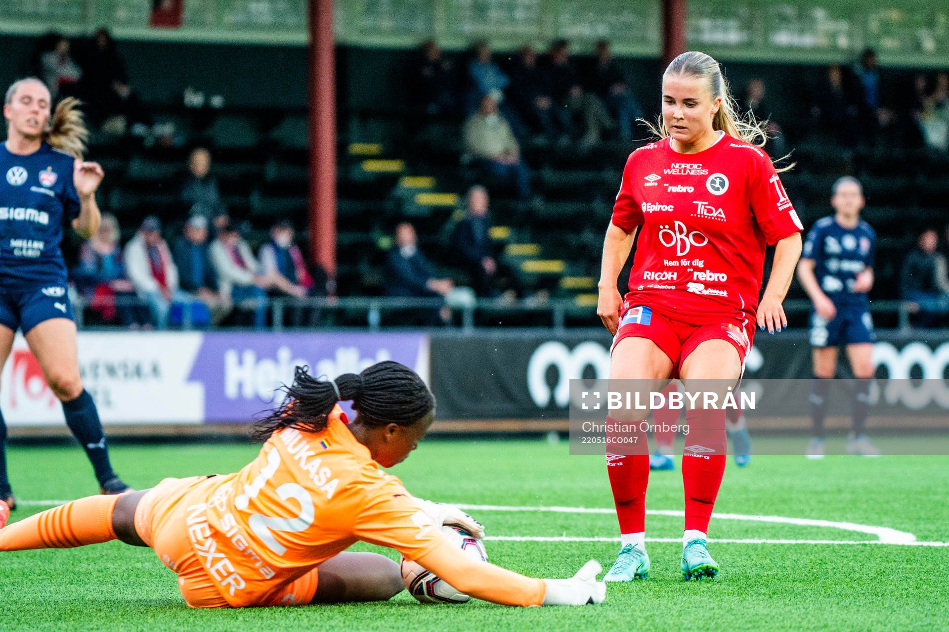 Örebros Amanda Rantanen mot Rosengårds målvakt Angel